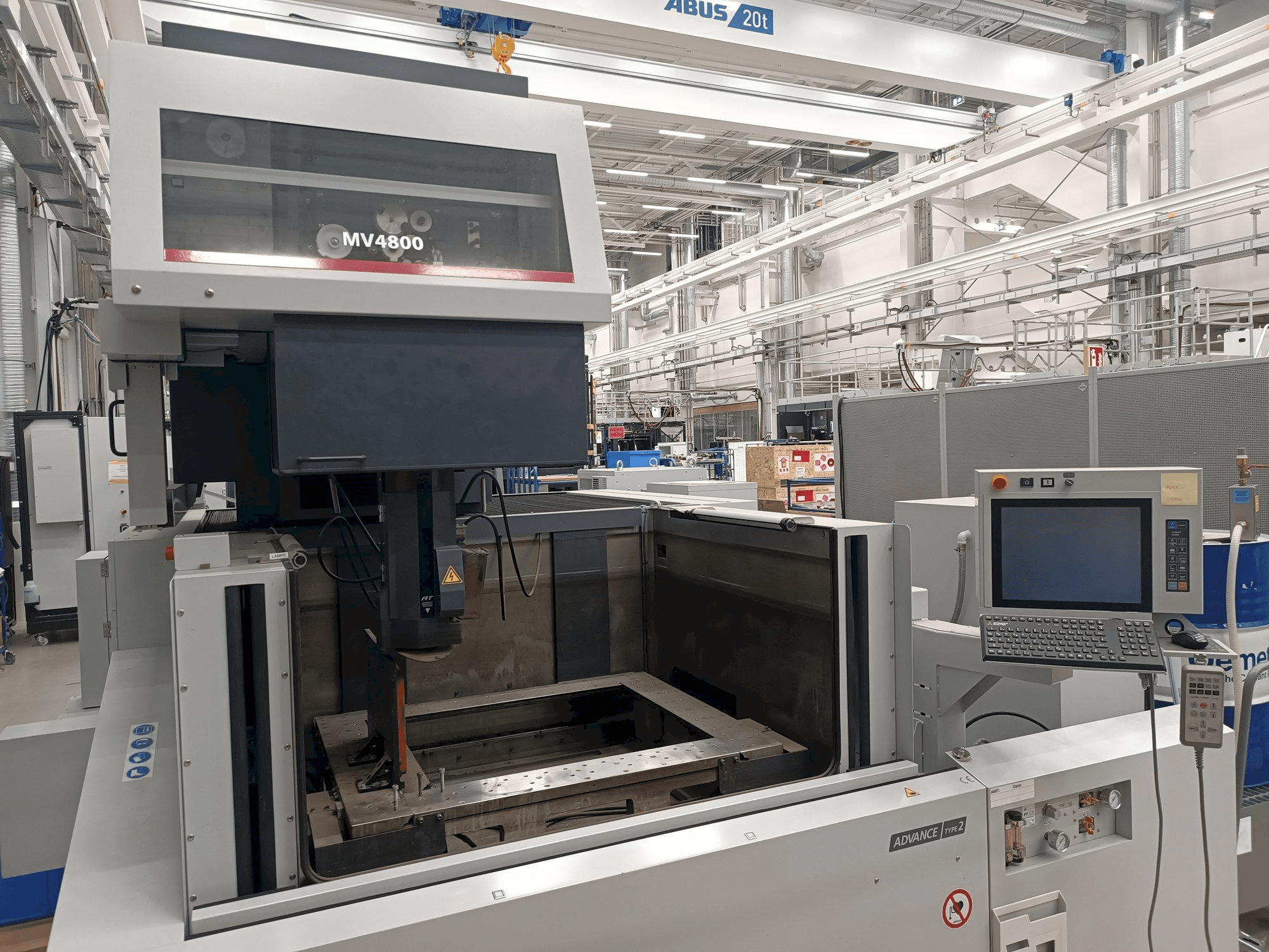 Mašīnas Mitsubishi MV4800 pretskats