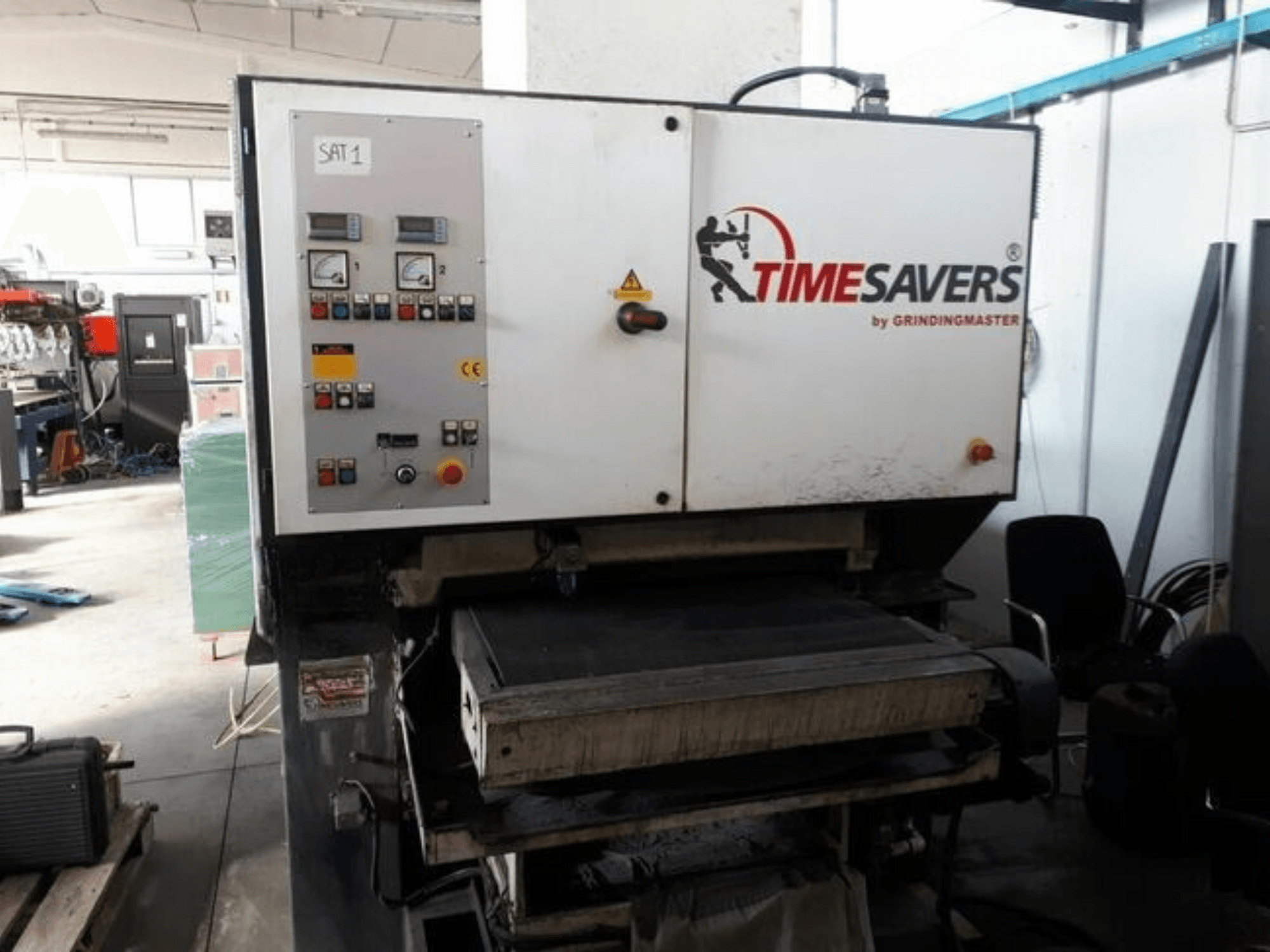 TIMESAVERS 41-SERIE-900-WW atgriežu noņemšanas mašīnas priekšskats, kurā redzams vadības panelis ar pogām, slēdžiem un mērītājiem.