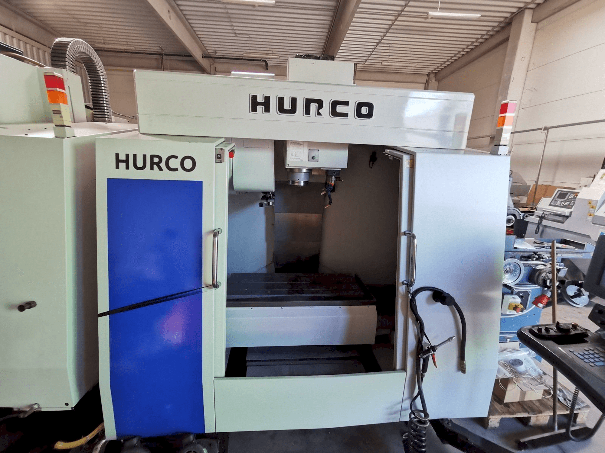 Mašīnas Hurco BMC 30 pretskats