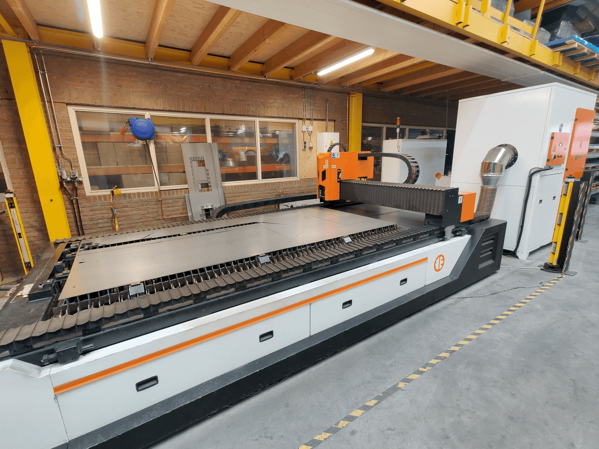 Mašīnas ERMAKSAN Fibermak Hawk 3015 1kw fiber pretskats