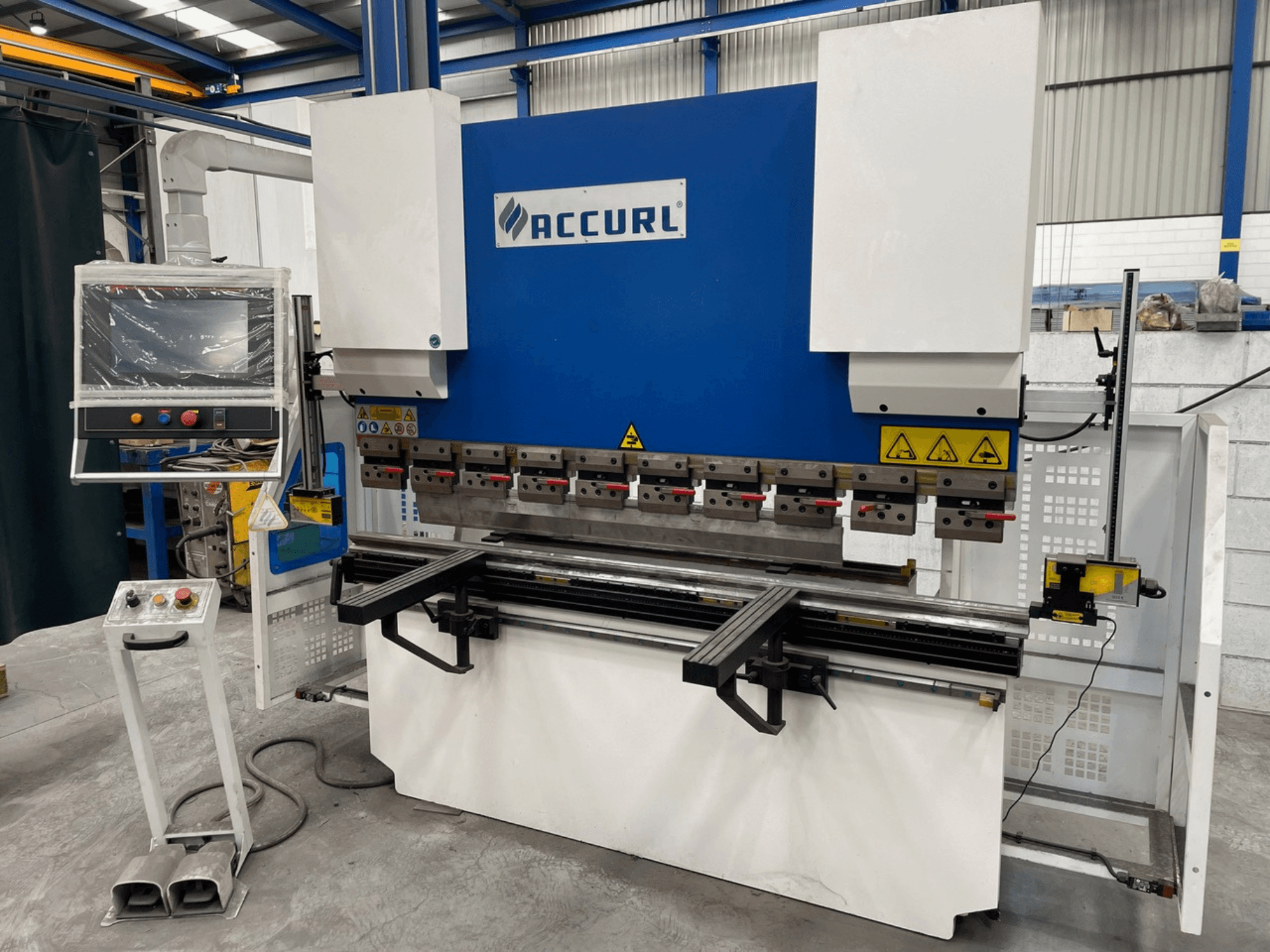 ACCURL M37-63Tx2000 lieces preses priekšskats, kurā redzams vadības panelis, drošības ierīces un lieces rīki.