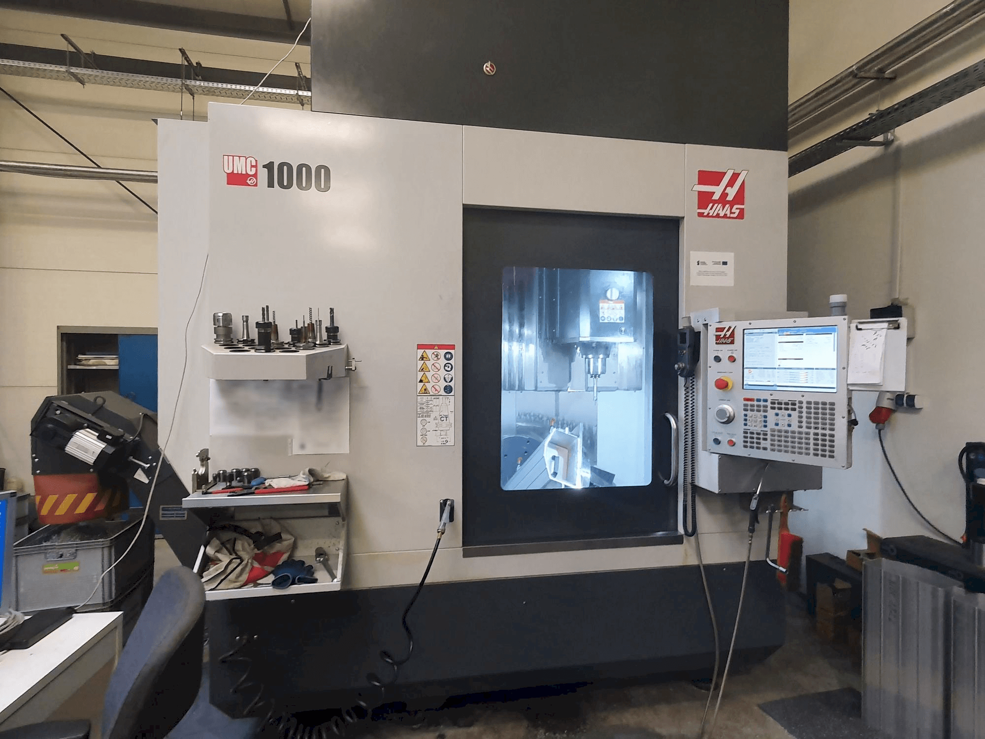 Mašīnas HAAS UMC-1000 pretskats