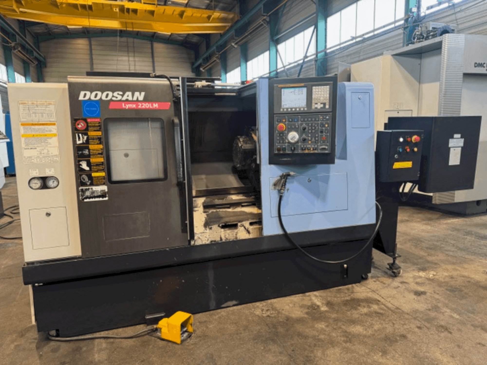 Mašīnas DOOSAN LYNX 220 LMA pretskats