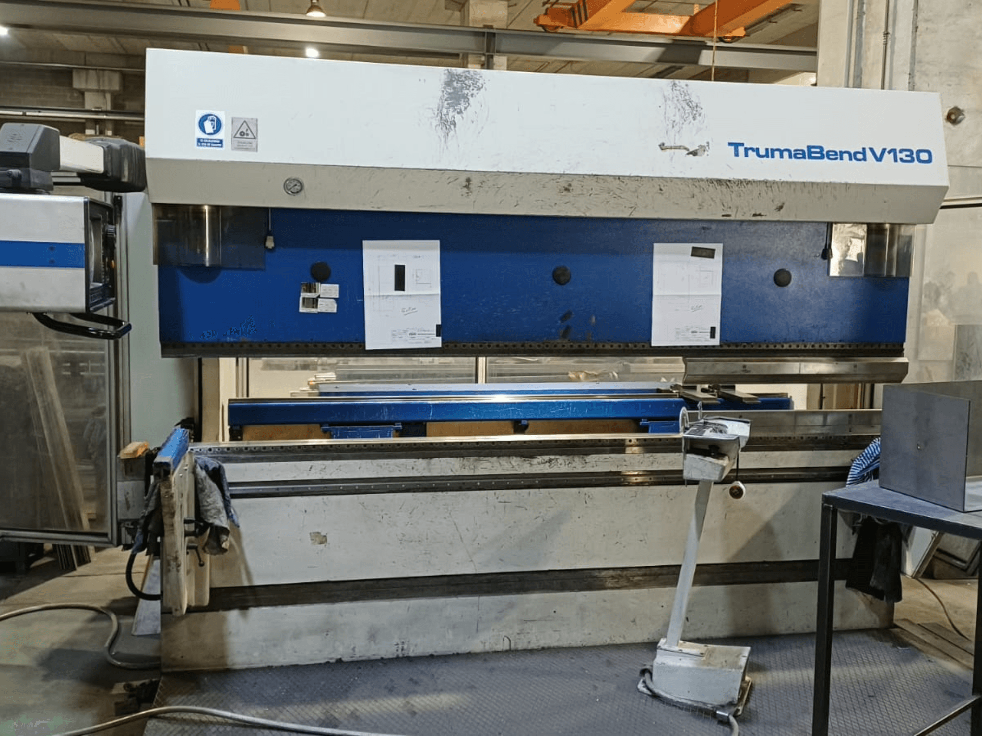 TRUMPF Trumatic Trumabend V130 lieces preses priekšskats, kurā redzams vadības panelis, darba virsma un regulējami instrumenti.