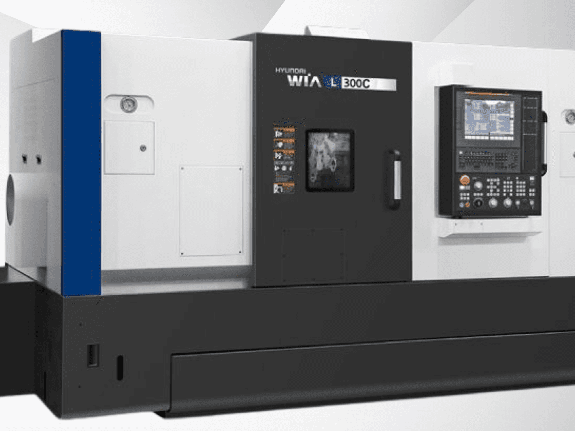 Hyundai WIA L300C CNC virpmašīna, skats no priekšpuses, ar vadības paneli un darbības displeju. Ar elegantu, modernu dizainu.