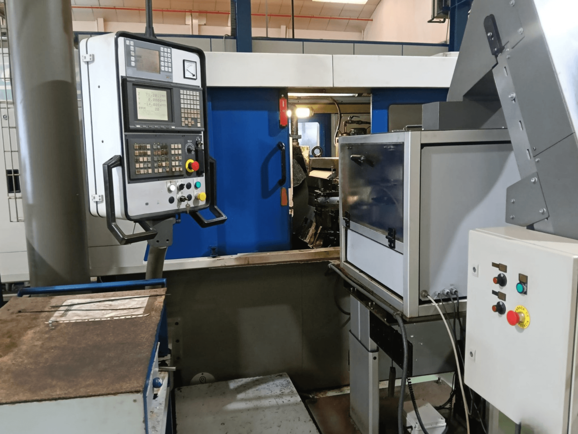 DANOBAT 327 MDA bezcentrālās slīpmašīnas vadības panelis un iekārtas, skatoties no sāniem, ar pogām un displeju.