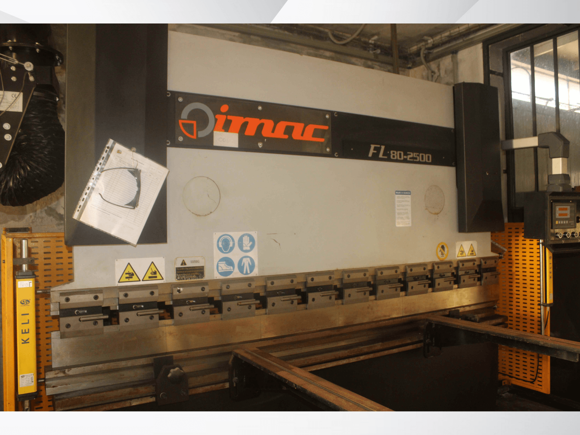 IMAC FL 80-2500 liekšanas iekārta, priekšējais skats, ar vadības paneli, drošības brīdinājumiem un metāla instrumentu komponentiem.