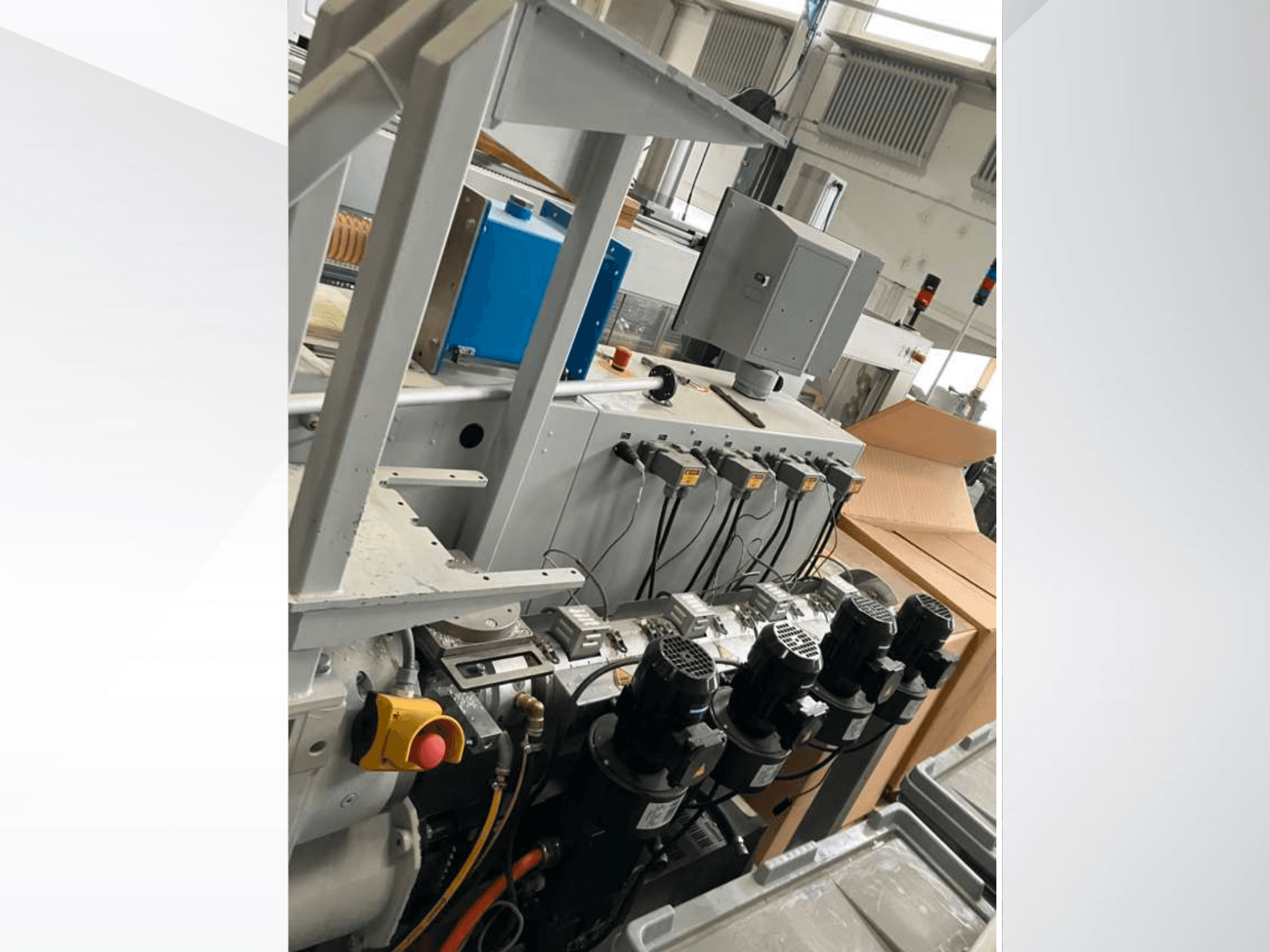 Krauss Maffei KME 45 XS viena skrūves ekstrūderis, sānu skats, kurā redzams vadības panelis, motori un dažādas sastāvdaļas.