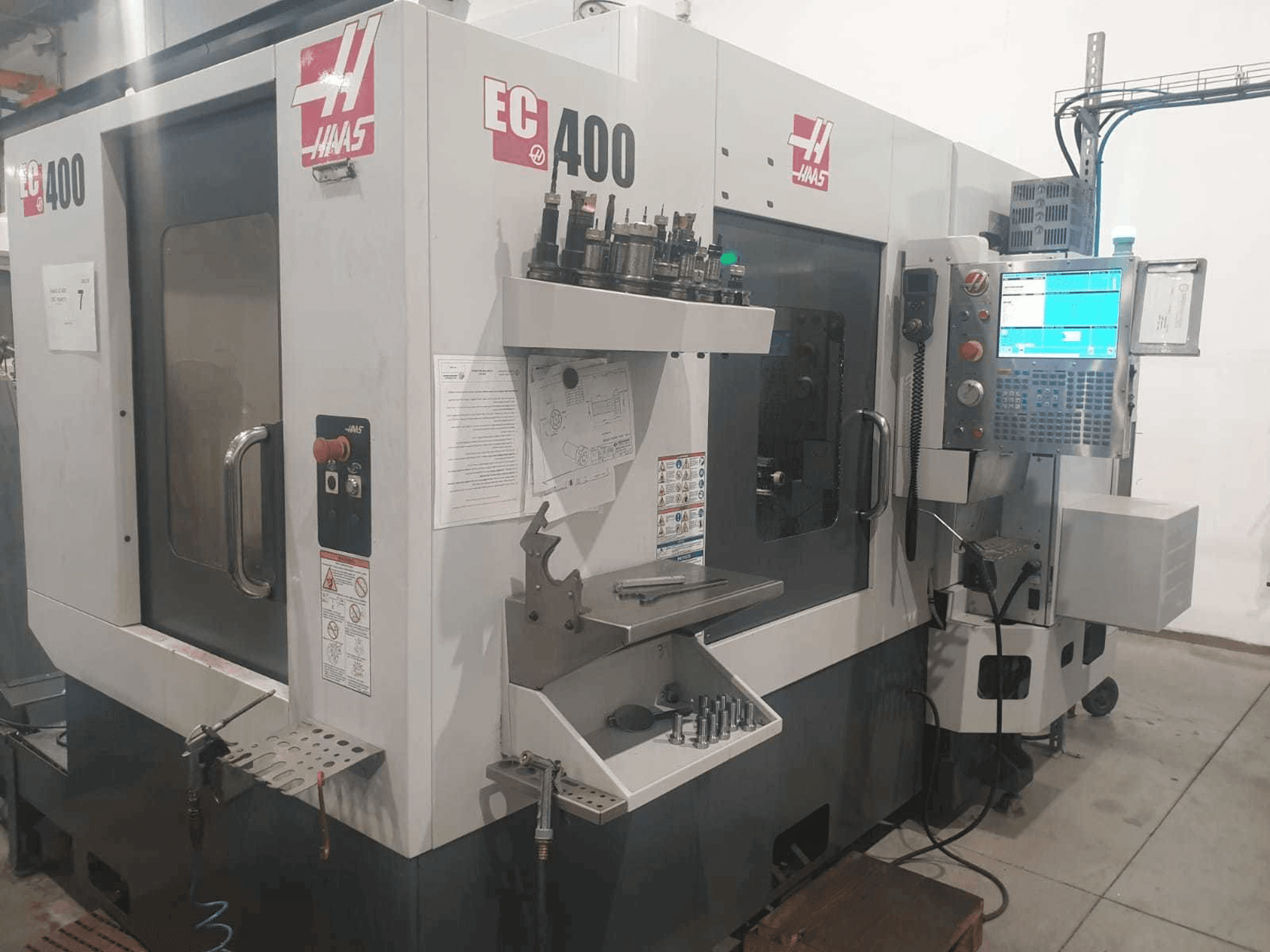 Mašīnas HAAS EC400 pretskats