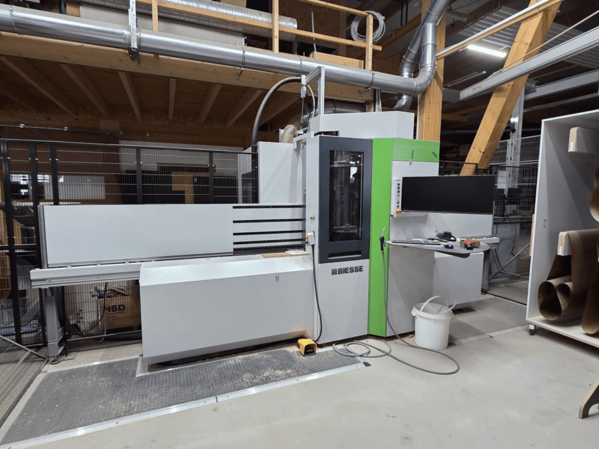 BIESSE Brema EKO 2.2 CNC apstrādes centrs, skats no priekšpuses, kurā redzams vadības panelis un galvenais korpuss ar zaļiem akcentiem.