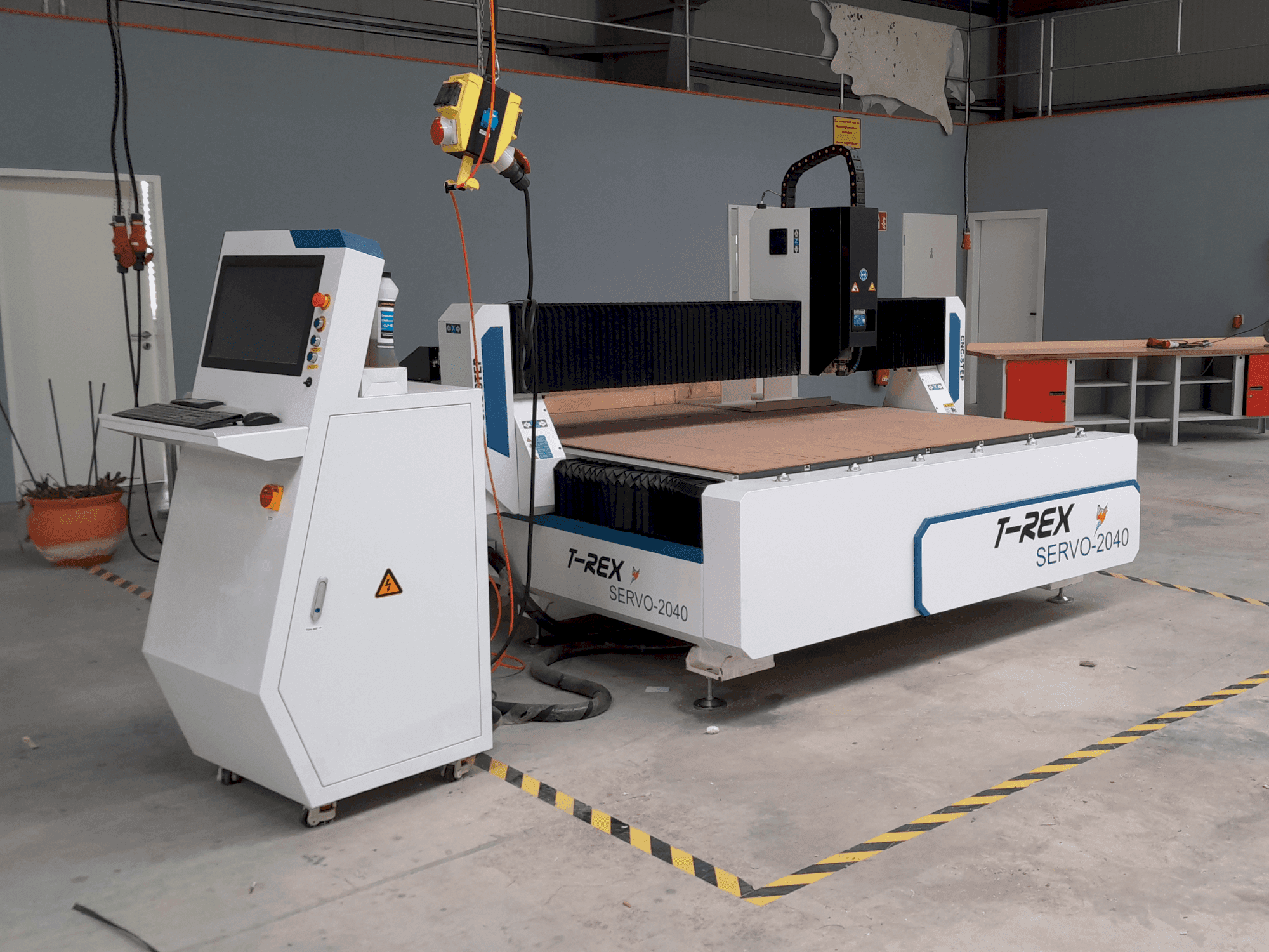 Mašīnas T-Rex Servo 2040 pretskats