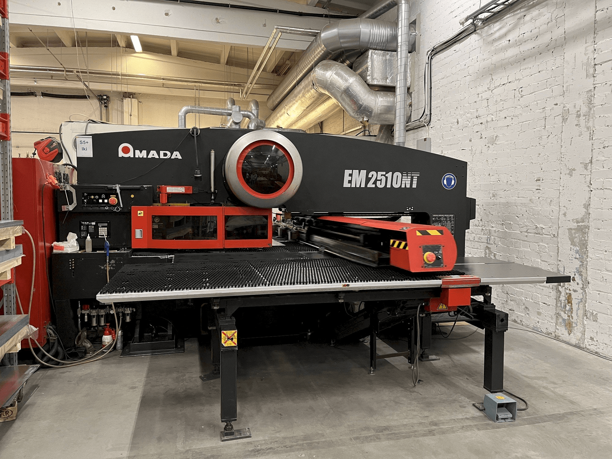 Mašīnas AMADA EM2510NT pretskats