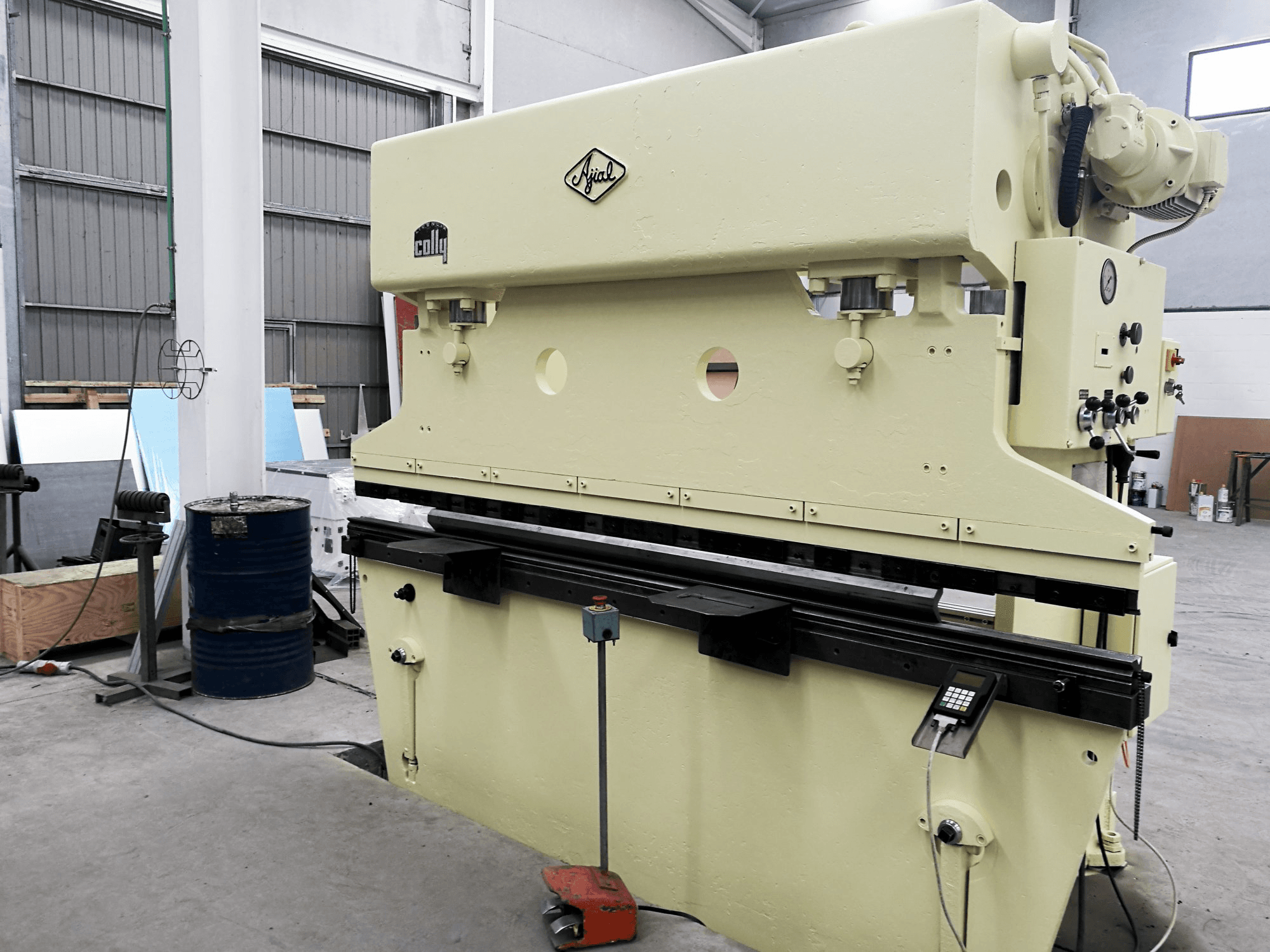 Mašīnas Ajial Colly 89 skats no labās puses