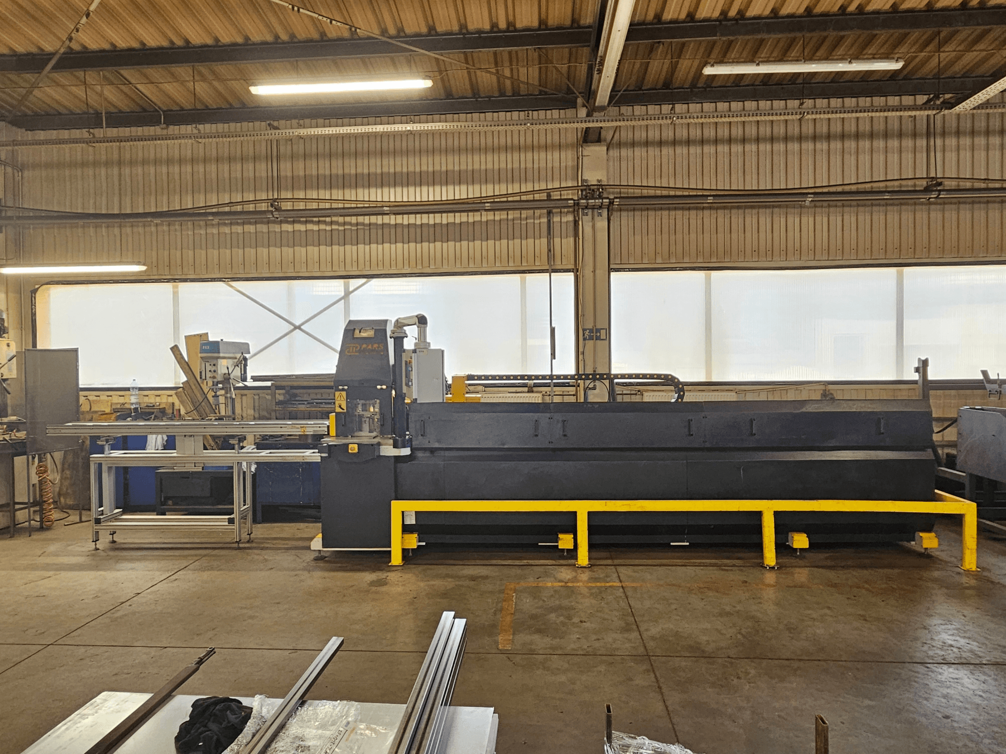 CNC perforācijas mašīna PARS HMP SIRIUS PLUS-3000/3-L1, priekšskats rūpnieciskā vidē ar metāla virsmām un darbarīkiem.