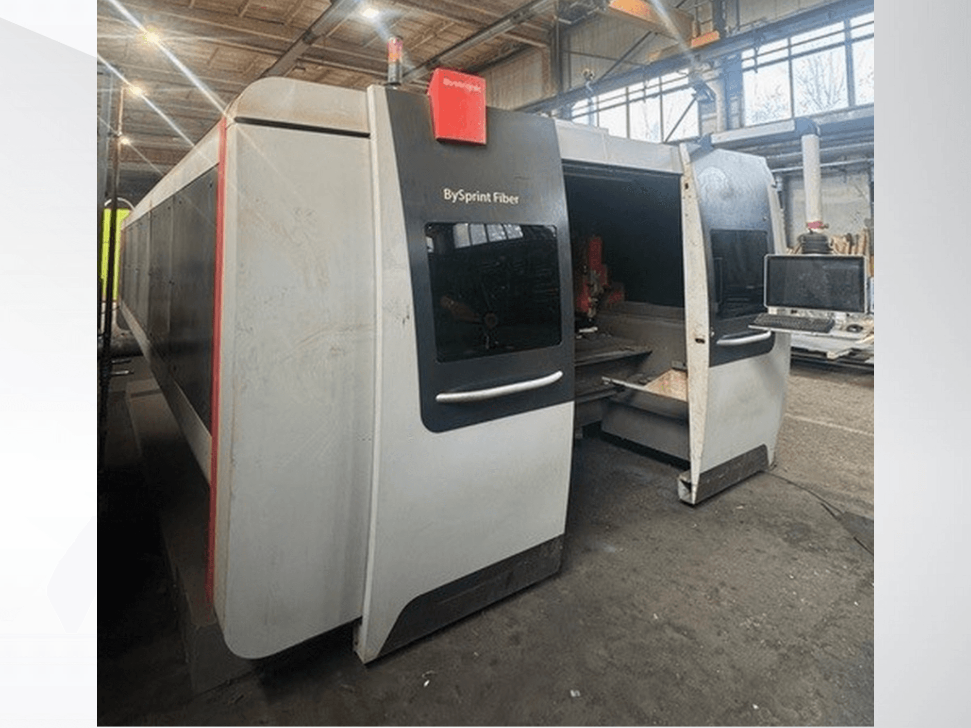 BySprint Fiber mašīna no Brünswick, priekšējais skats, kurā redzamas divas atveres, skārienjutīgais vadības panelis un rūpnieciskā darba telpa iekšpusē.