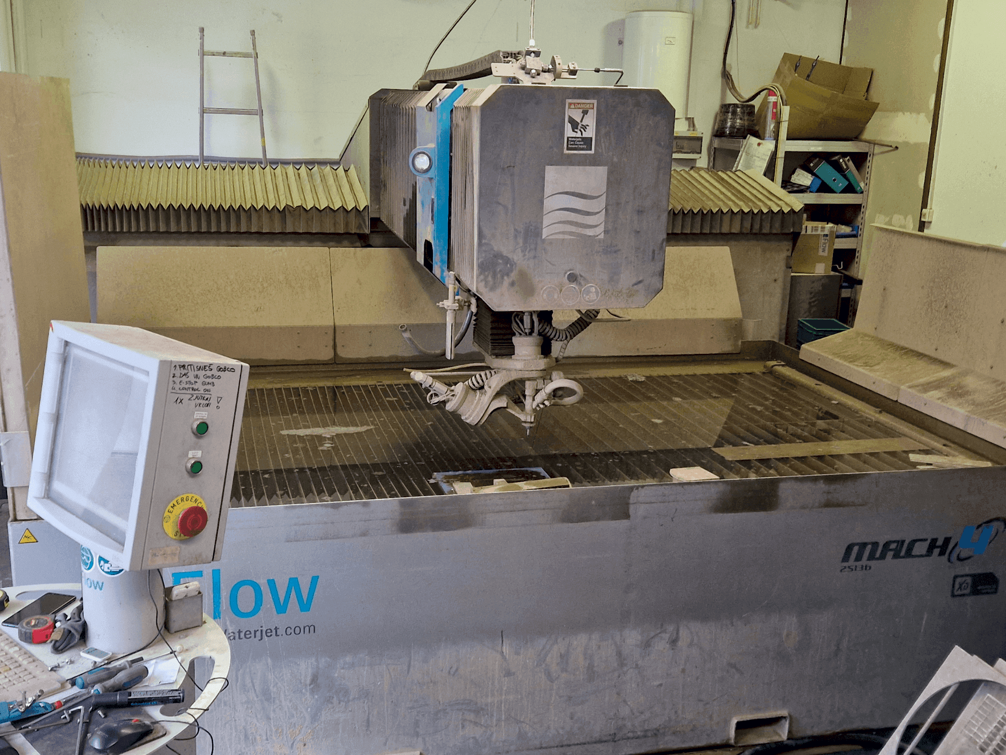 Mašīnas Flow Mach 4 B pretskats