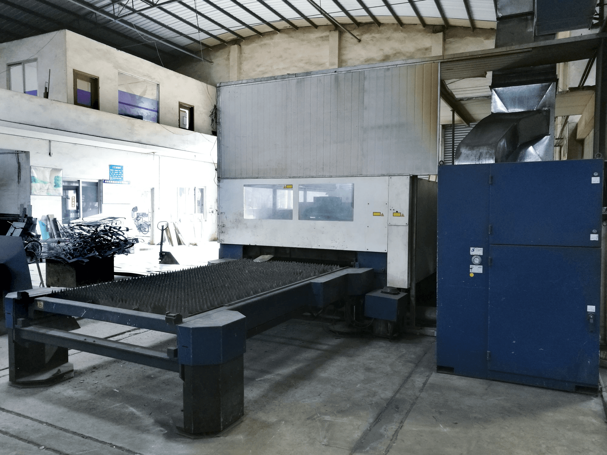 Mašīnas Trumpf TruLaser L3030 skats no labās puses