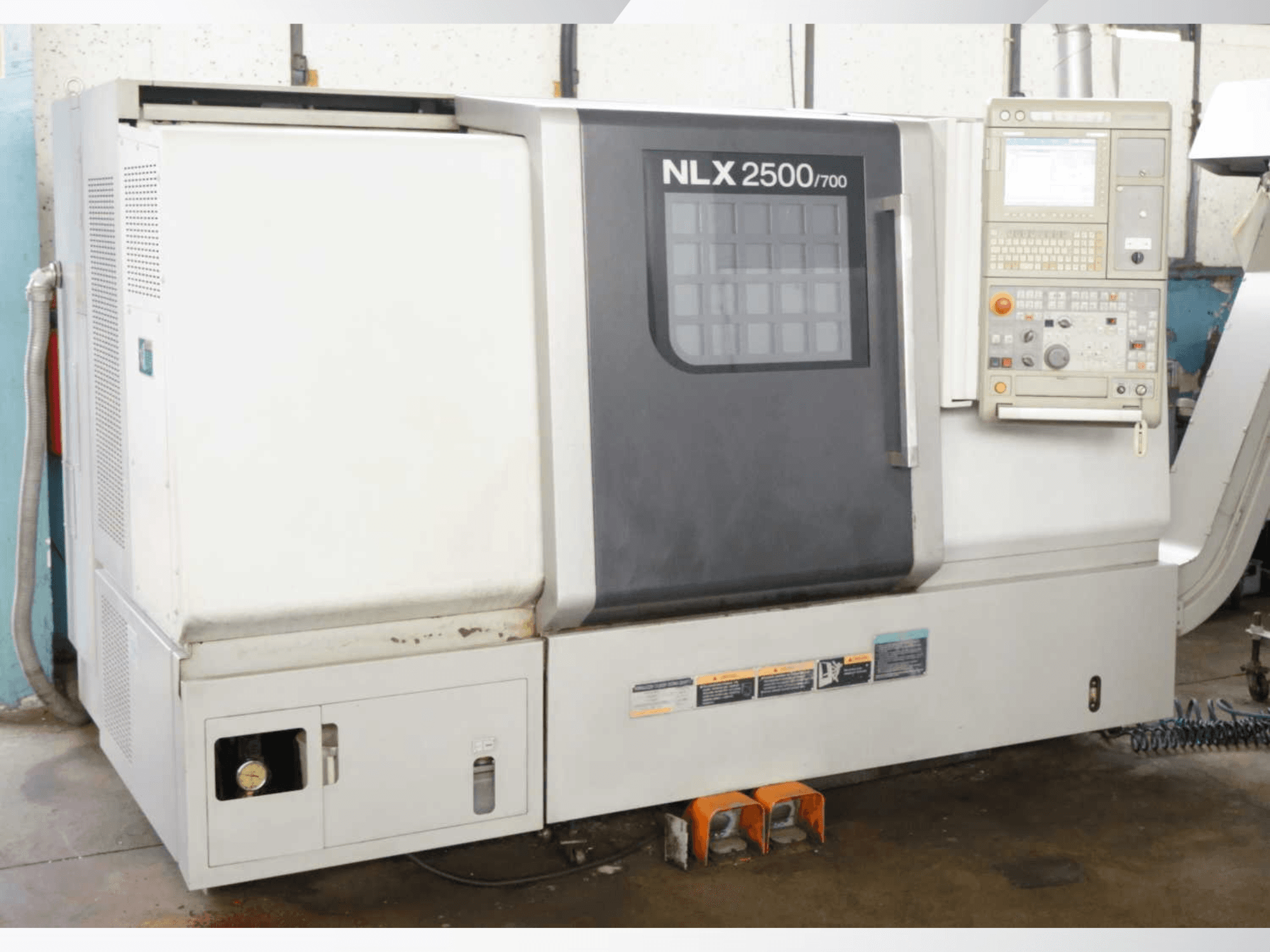 DMG MORI NLX 2500/700 horizontālā virpošanas mašīna, skats no priekšpuses, kurā redzams vadības panelis un mašīnas funkcijas.