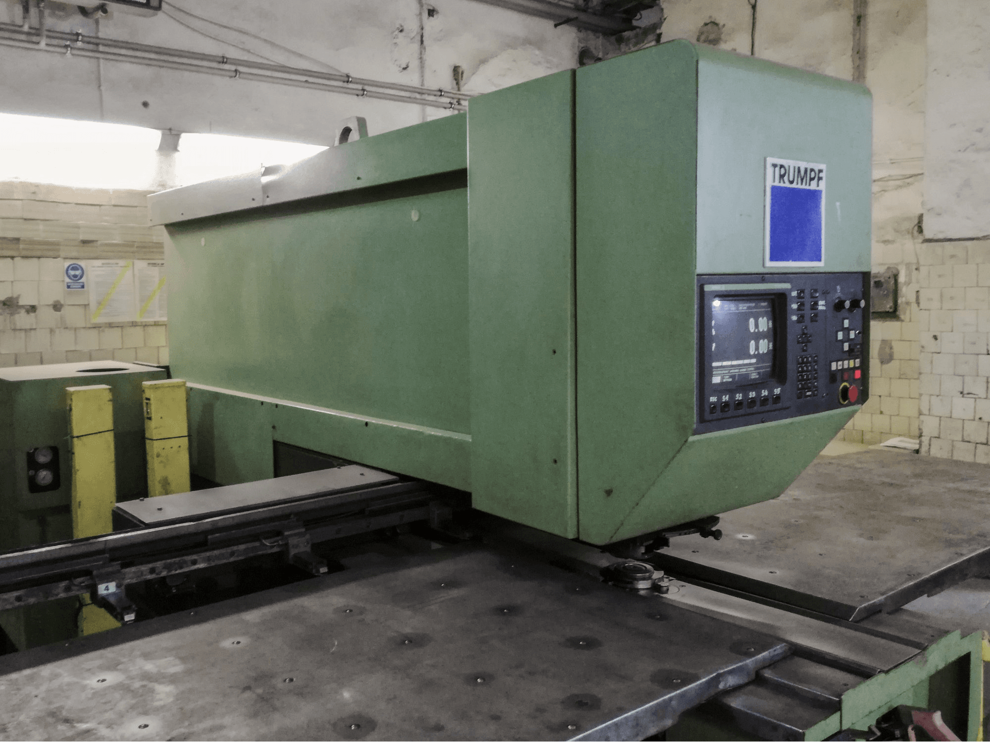 Mašīnas Trumpf Trumatic 235 skats no kreisās puses