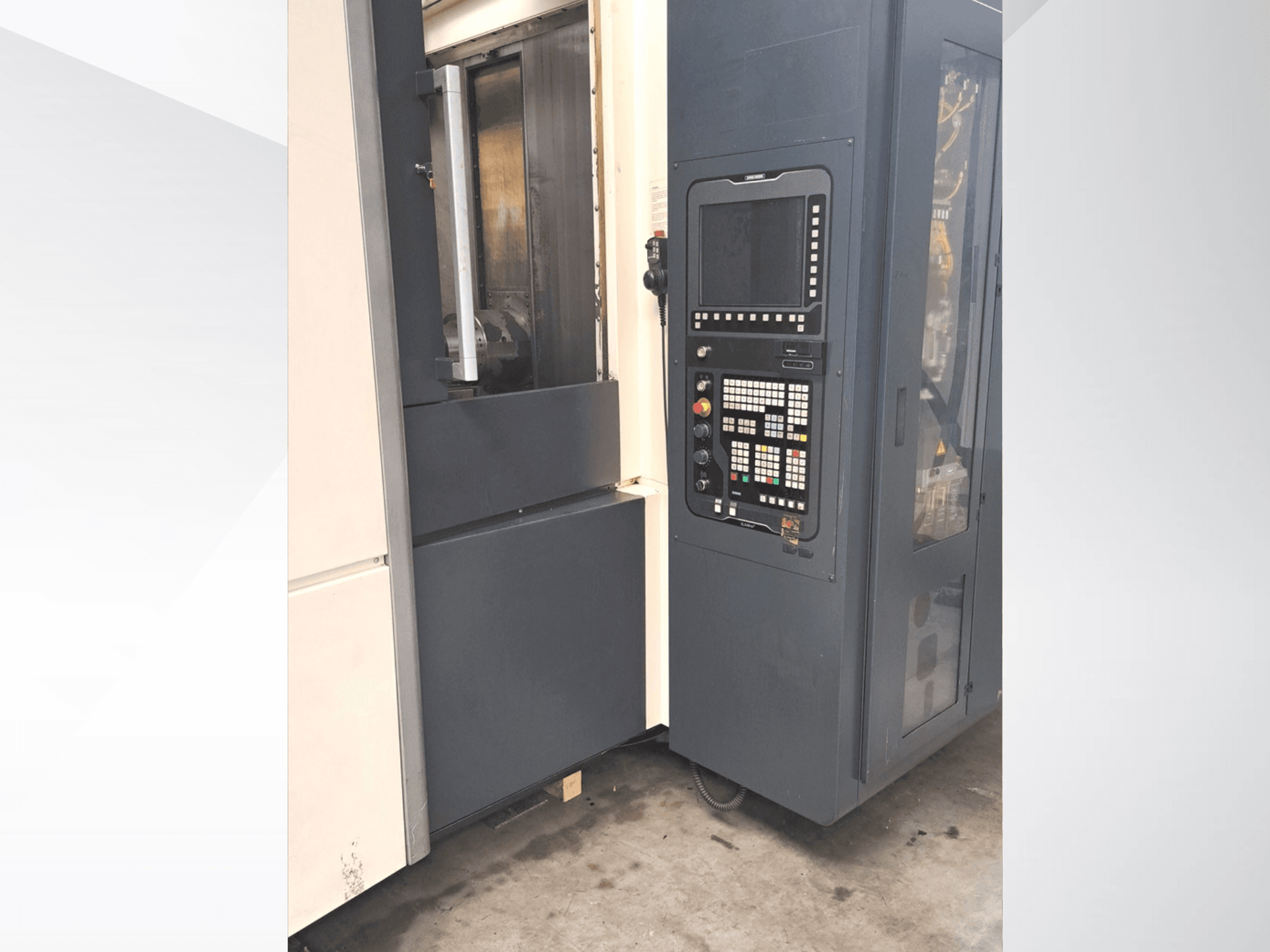 DMG MORI NHX5000 horizontālais apstrādes centrs, sānskats, kurā redzams vadības panelis un piekļuves durvis.
