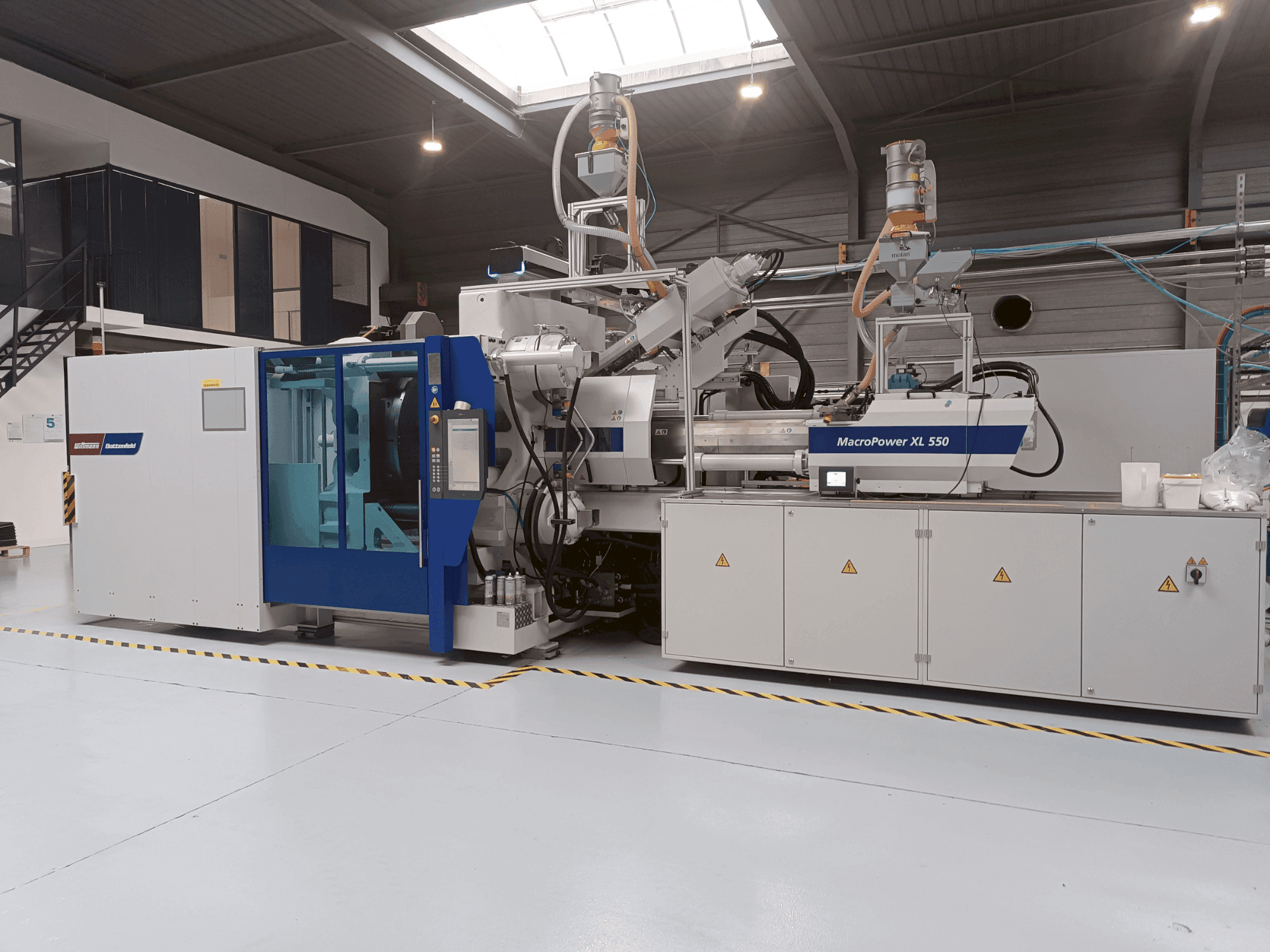 Mašīnas Battenfeld MacroPower 550XL 2250H-350S 3K pretskats