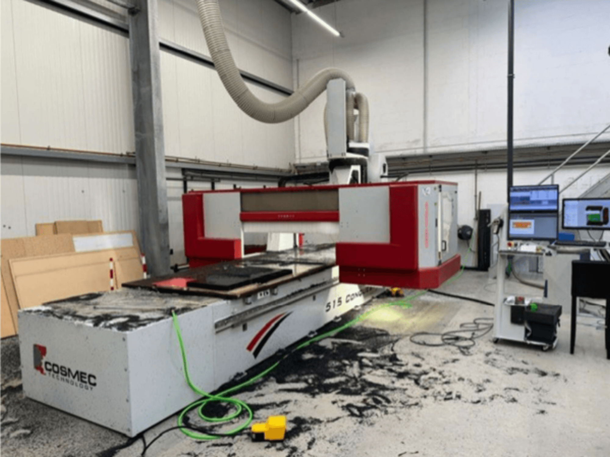 Cosmec 515 CNC darbnīcā ar datora termināli, priekšējais skats un putekļi uz virsmas.