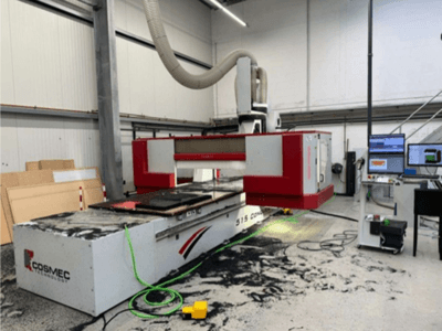 Cosmec 515 CNC darbnīcā ar datora termināli, priekšējais skats un putekļi uz virsmas.