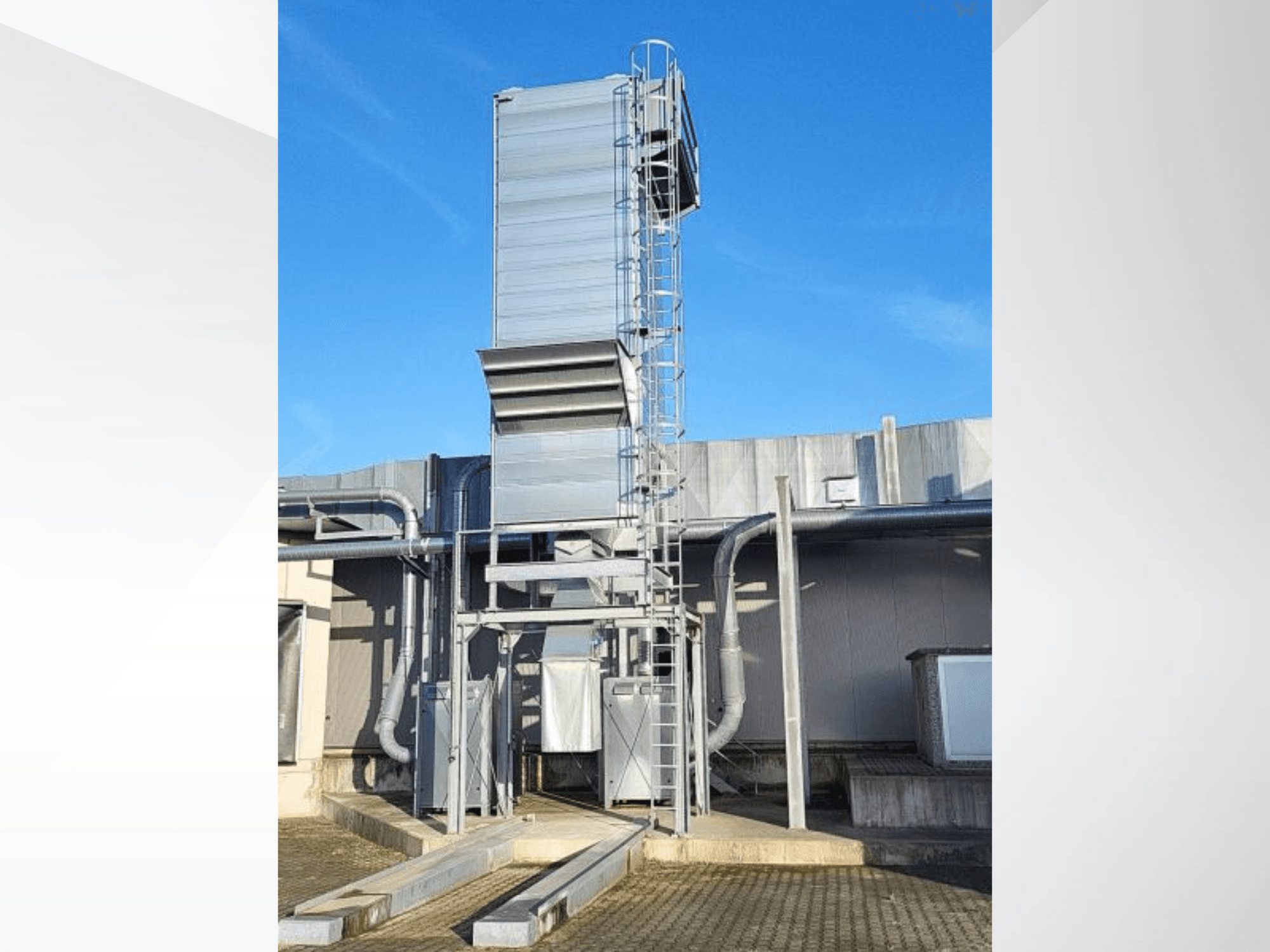 SCHUKO Solo-160-2323/30/182/BD kokapstrādes mašīna no priekšpuses, redzama metāla konstrukcija un piekļuves kāpnes.