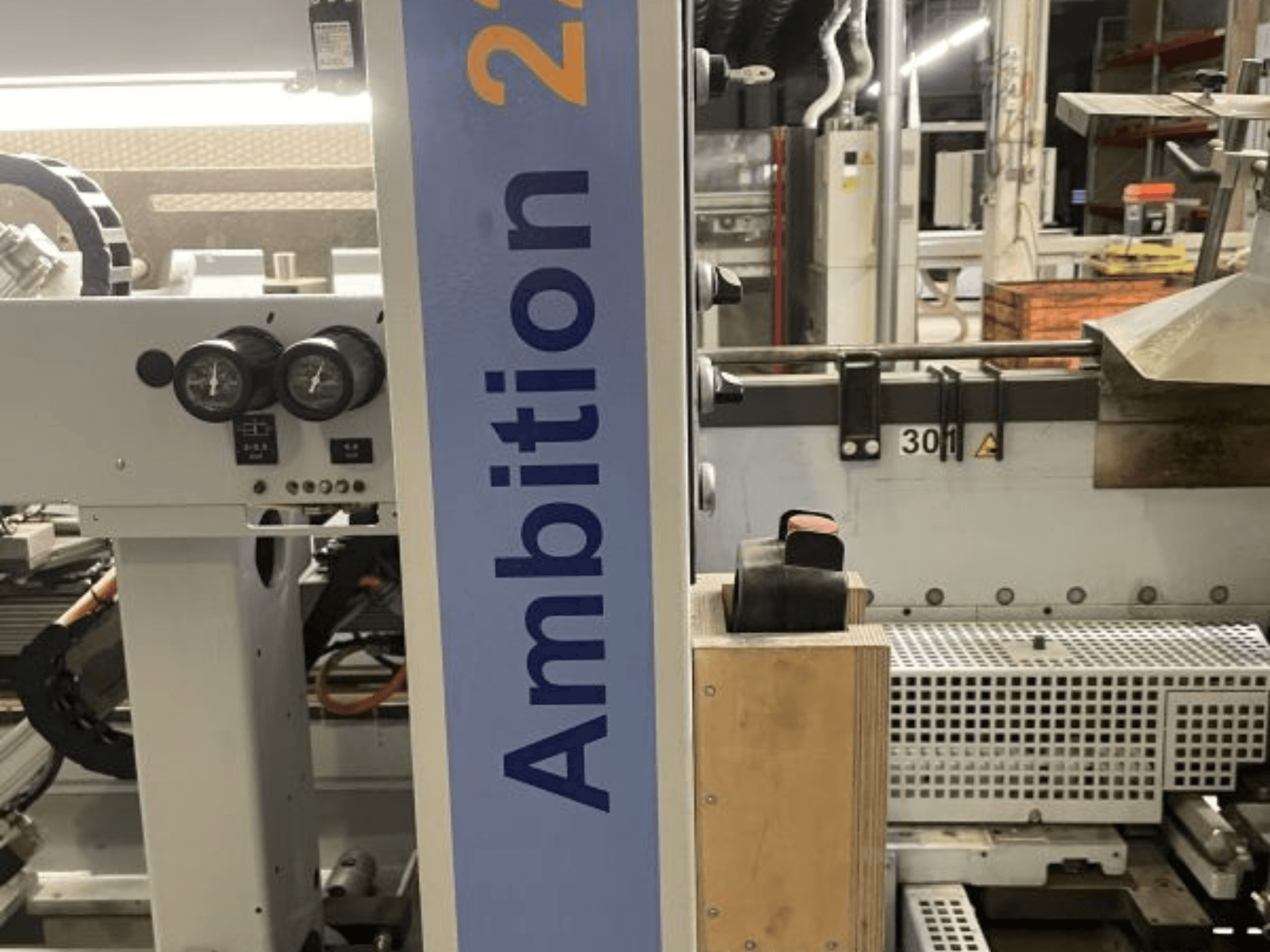 HOMAG KAL 210 Ambition 2264 slīpmašīnas priekšējais skats, kurā redzami ciparnīcas, vadības ierīces un sānu panelis ar firmas zīmi.