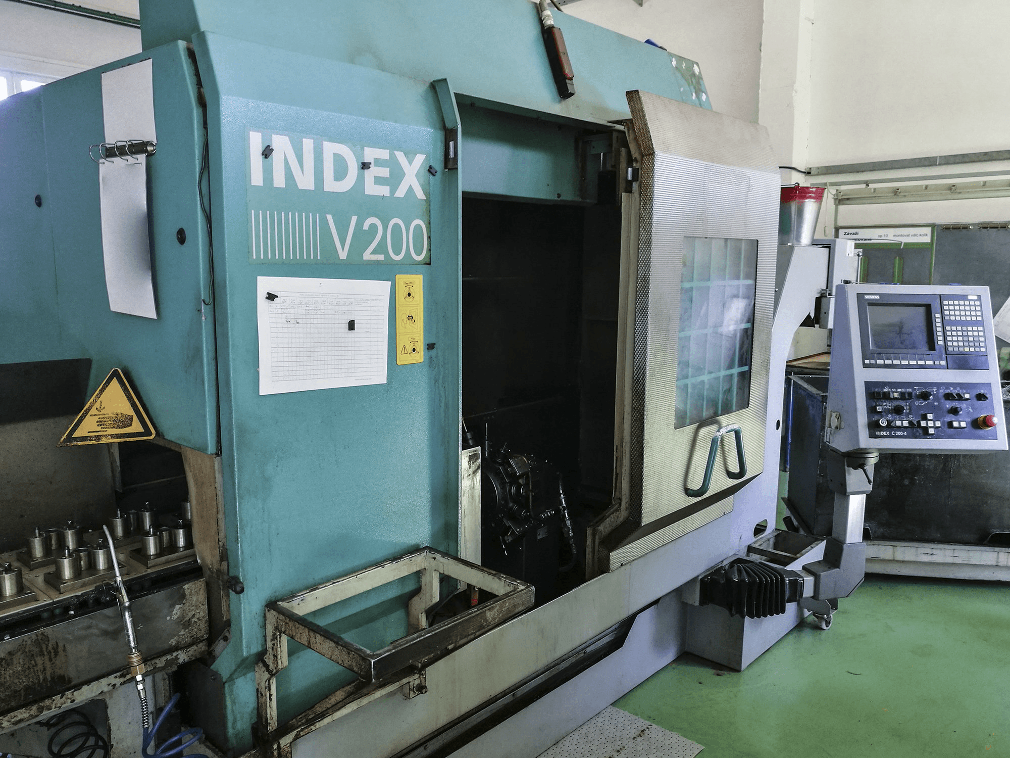 Mašīnas Index V200 skats no kreisās puses