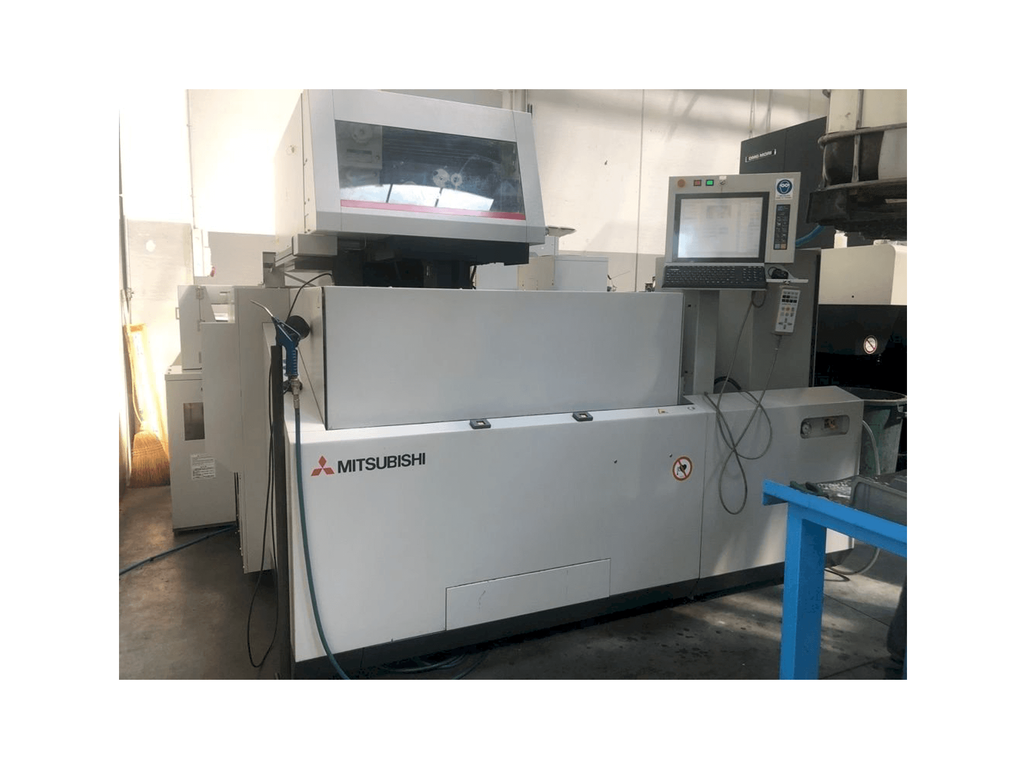 Mašīnas Mitsubishi MV2400S pretskats