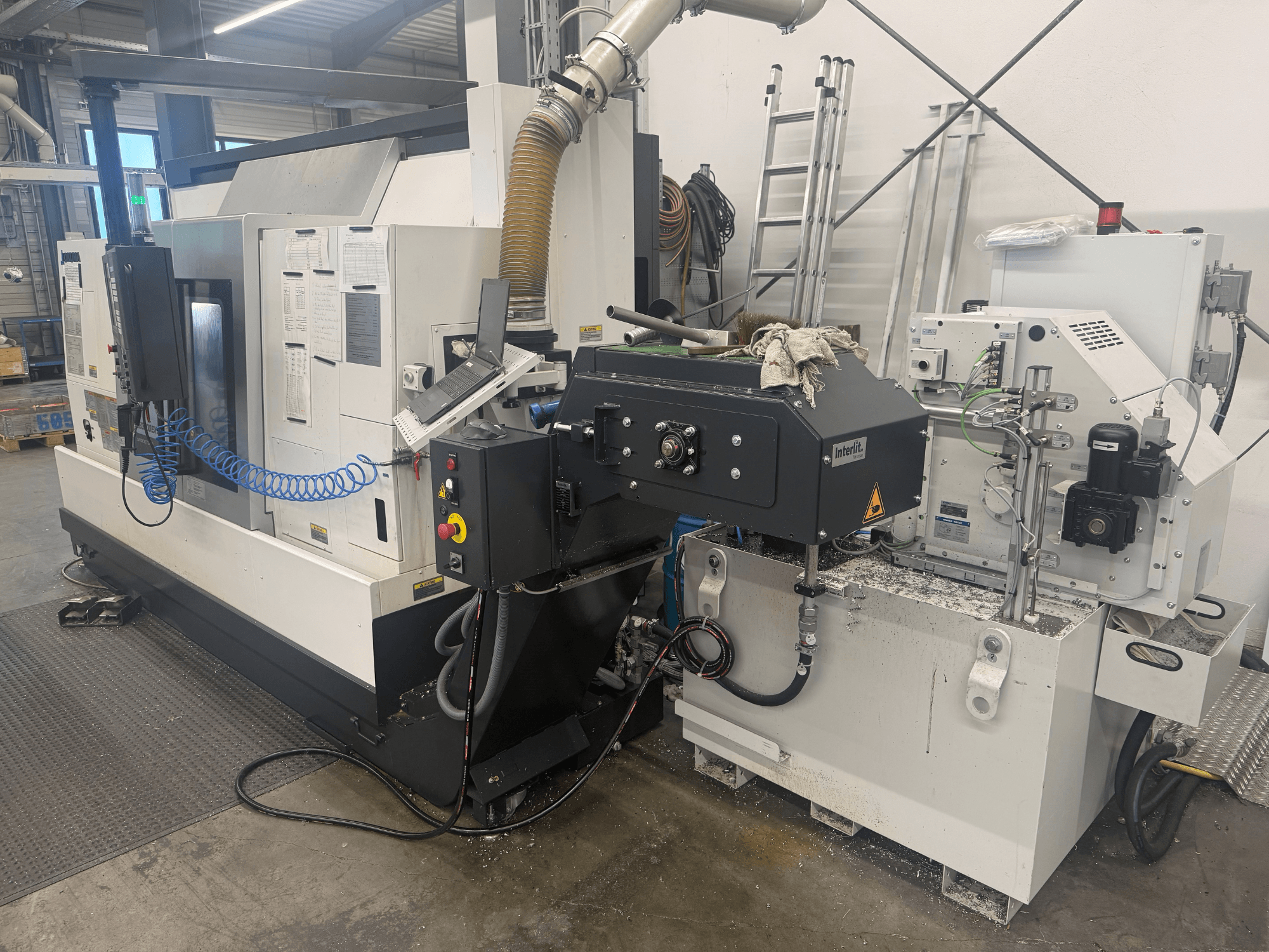 Okuma LB3000II-MYC 950 horizontālās virpošanas iekārta, priekšējais skats, vadības panelis un dzesēšanas sistēma.