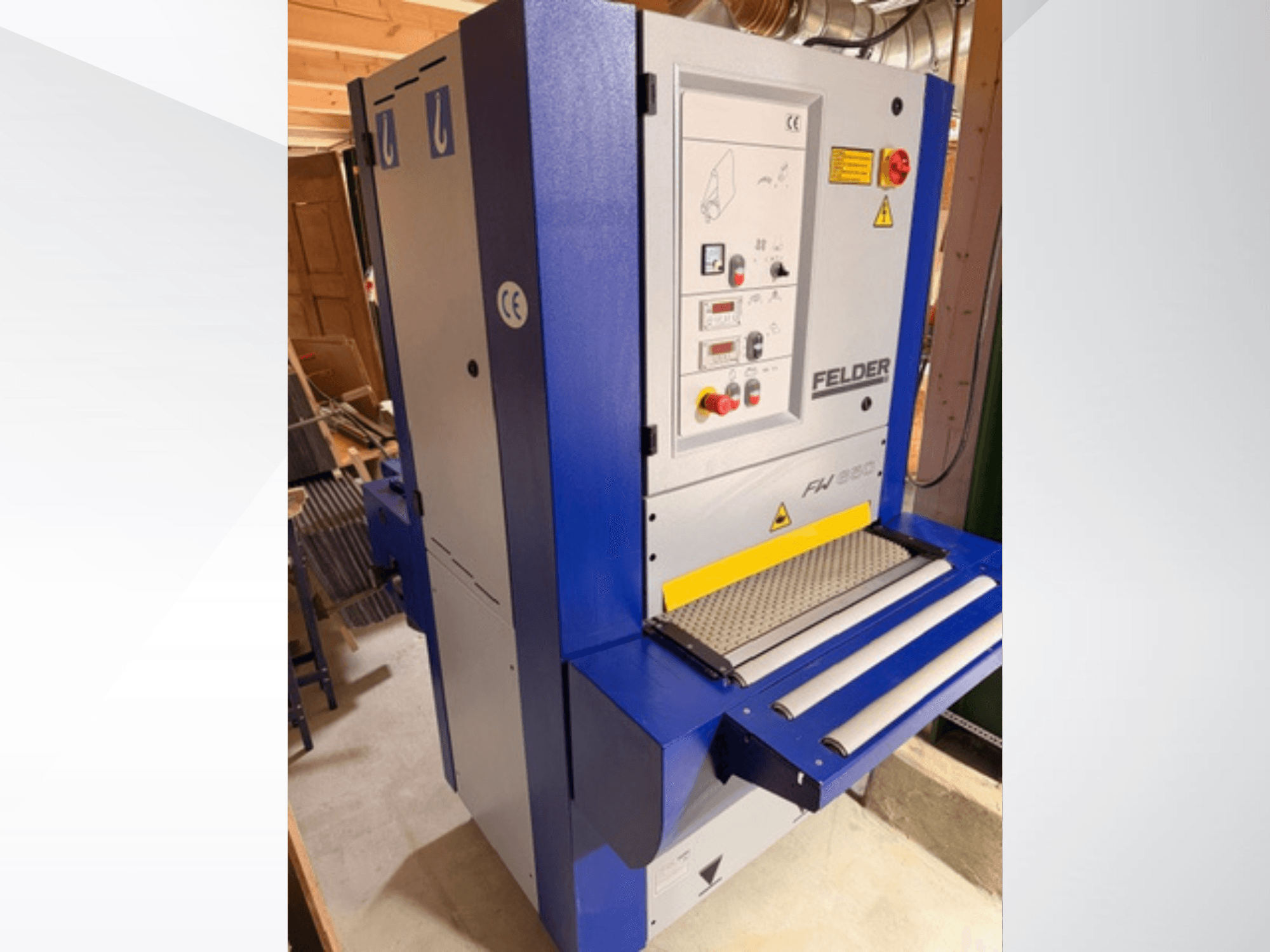 Felder FH 930 ēvele, skats no priekšpuses, redzams vadības panelis, drošības elementi un padeves/iz padeves veltņi.