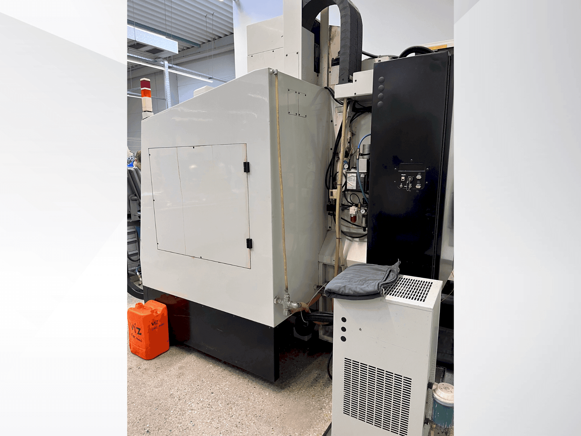 Mašīnas Hurco VMX24S skats no aizmugures