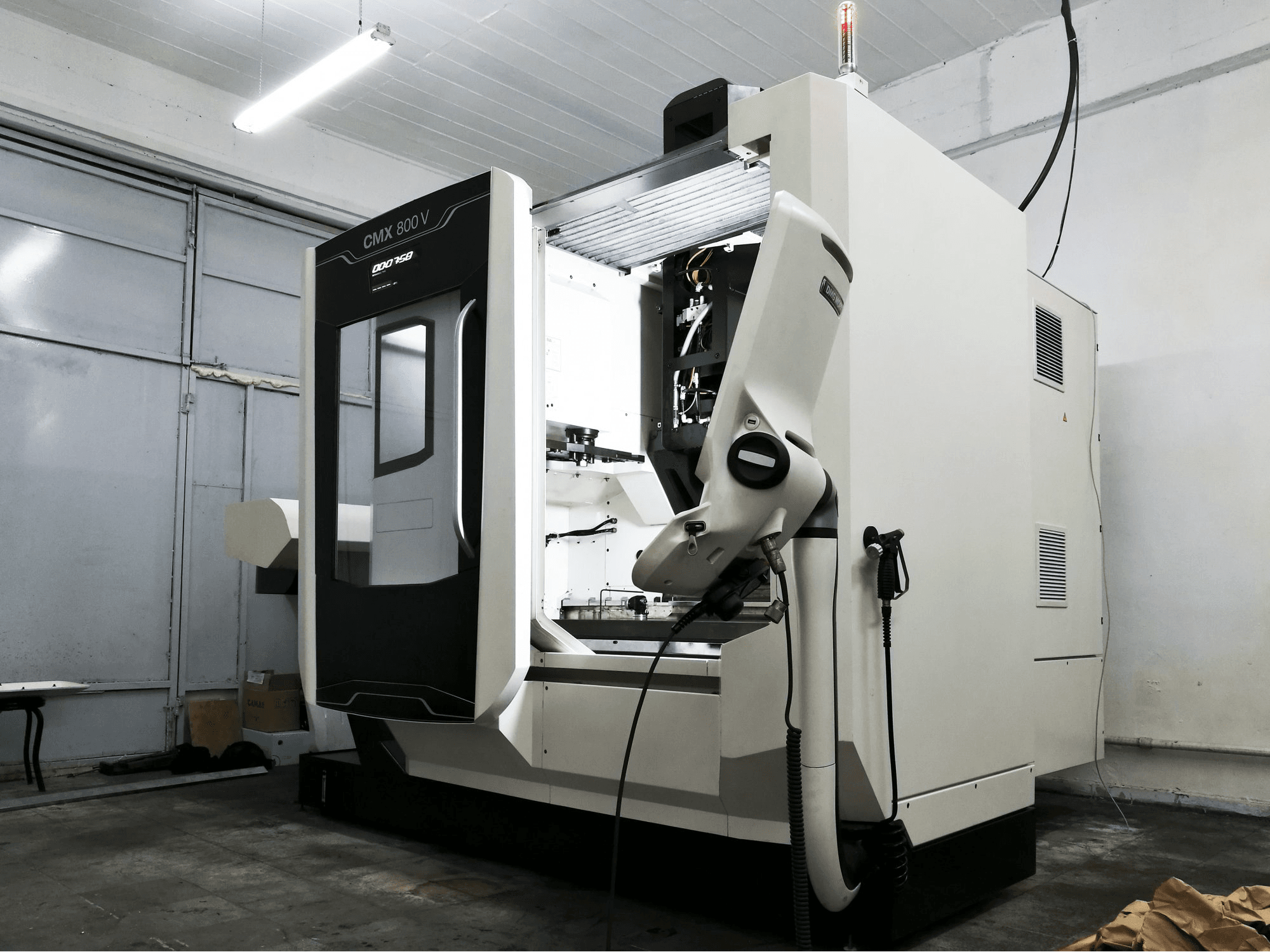 Mašīnas DMG MORI CMX 800 V skats no labās puses