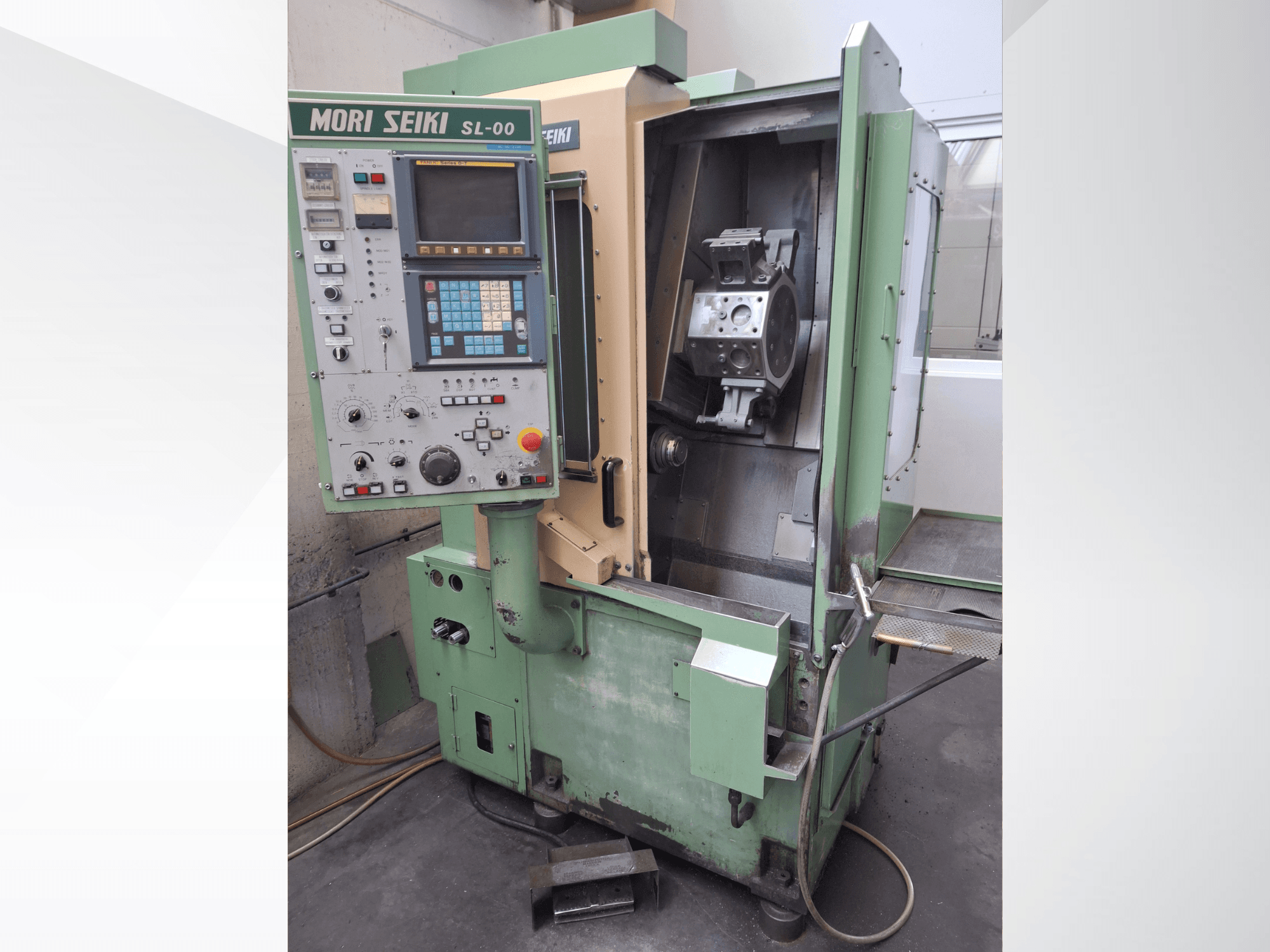 Horizontālās virpošanas darbagalds DMG Mori Seiki SL-00, kurā redzams vadības panelis un atvērts priekšējais skats uz darba zonu ar redzamu apstrādājamo detaļu.
