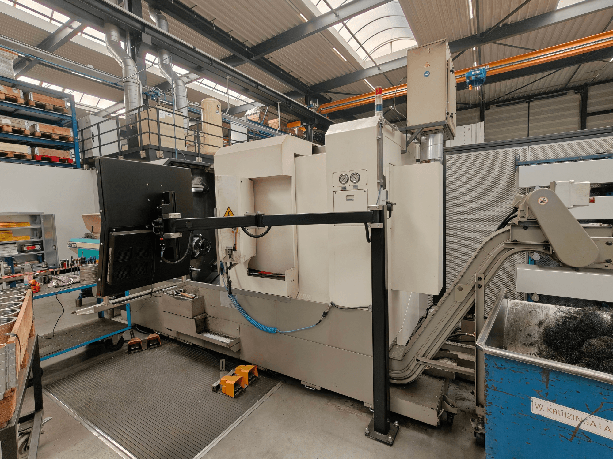 Victor Vturn A26 horizontālās virpošanas iekārta, skats no sāniem, ar vadības paneli, skaidu konveijeru un rūpniecisko darba vietu.