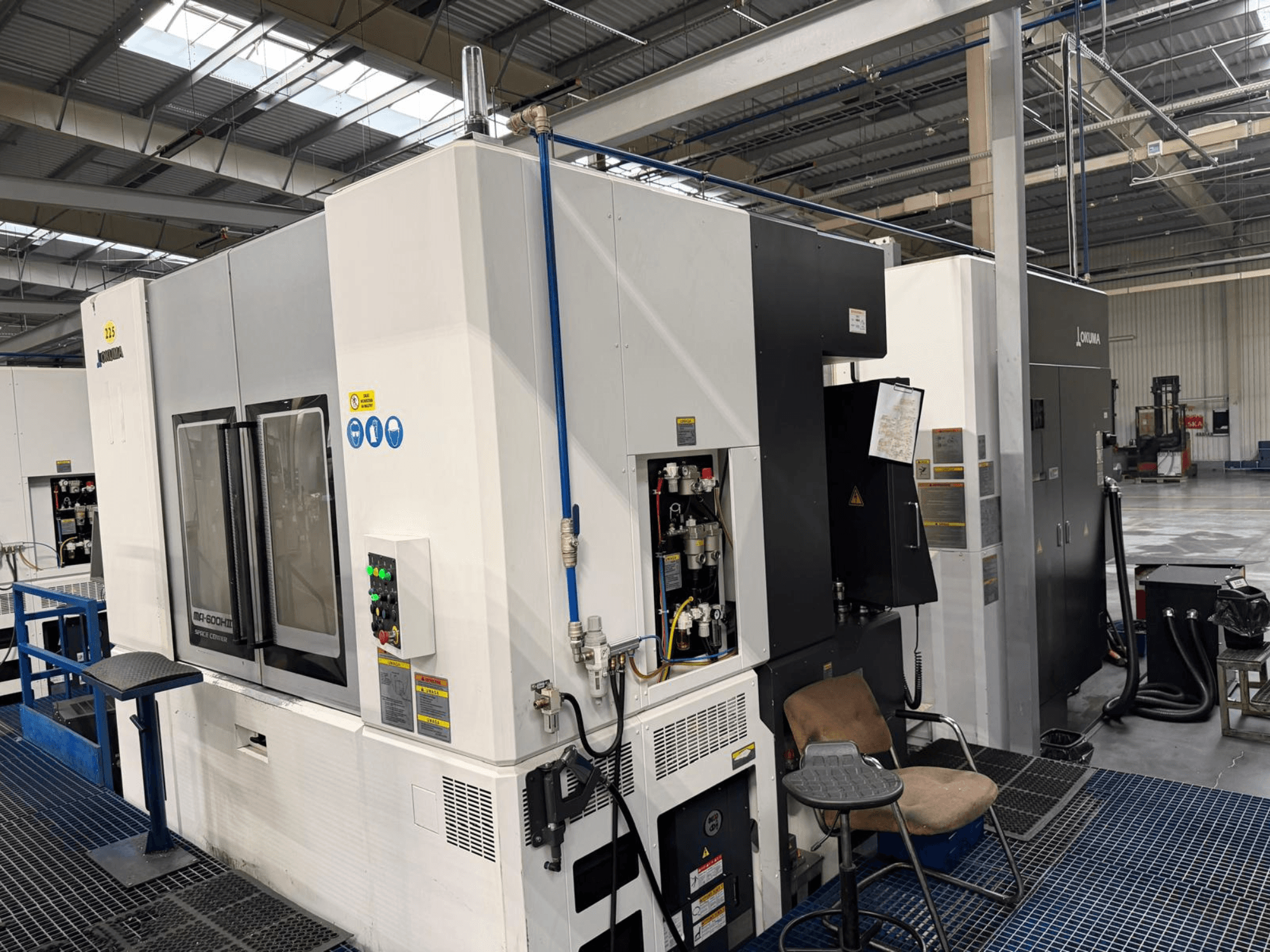 Okuma MA 600H II horizontālais apstrādes centrs, skats no priekšpuses, ar vadības paneli un darbības indikatoriem.