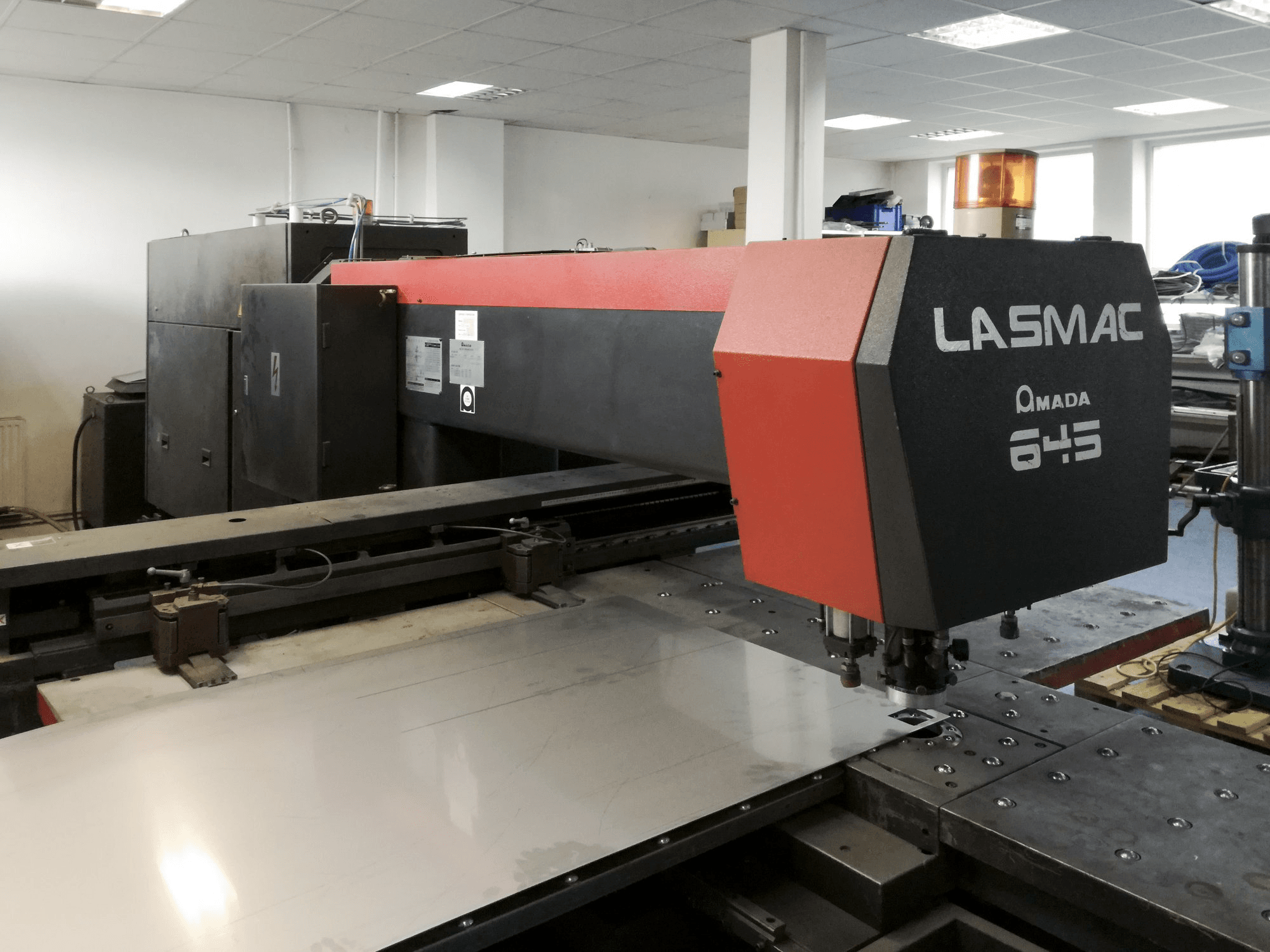 Mašīnas AMADA LCE 645 skats no kreisās puses