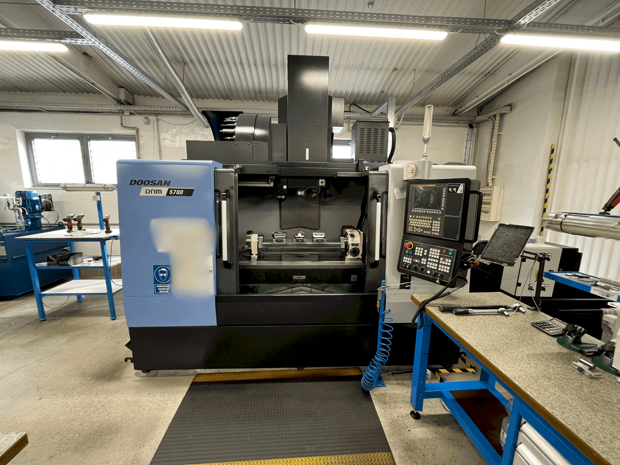 Mašīnas DOOSAN DNM 5700 pretskats