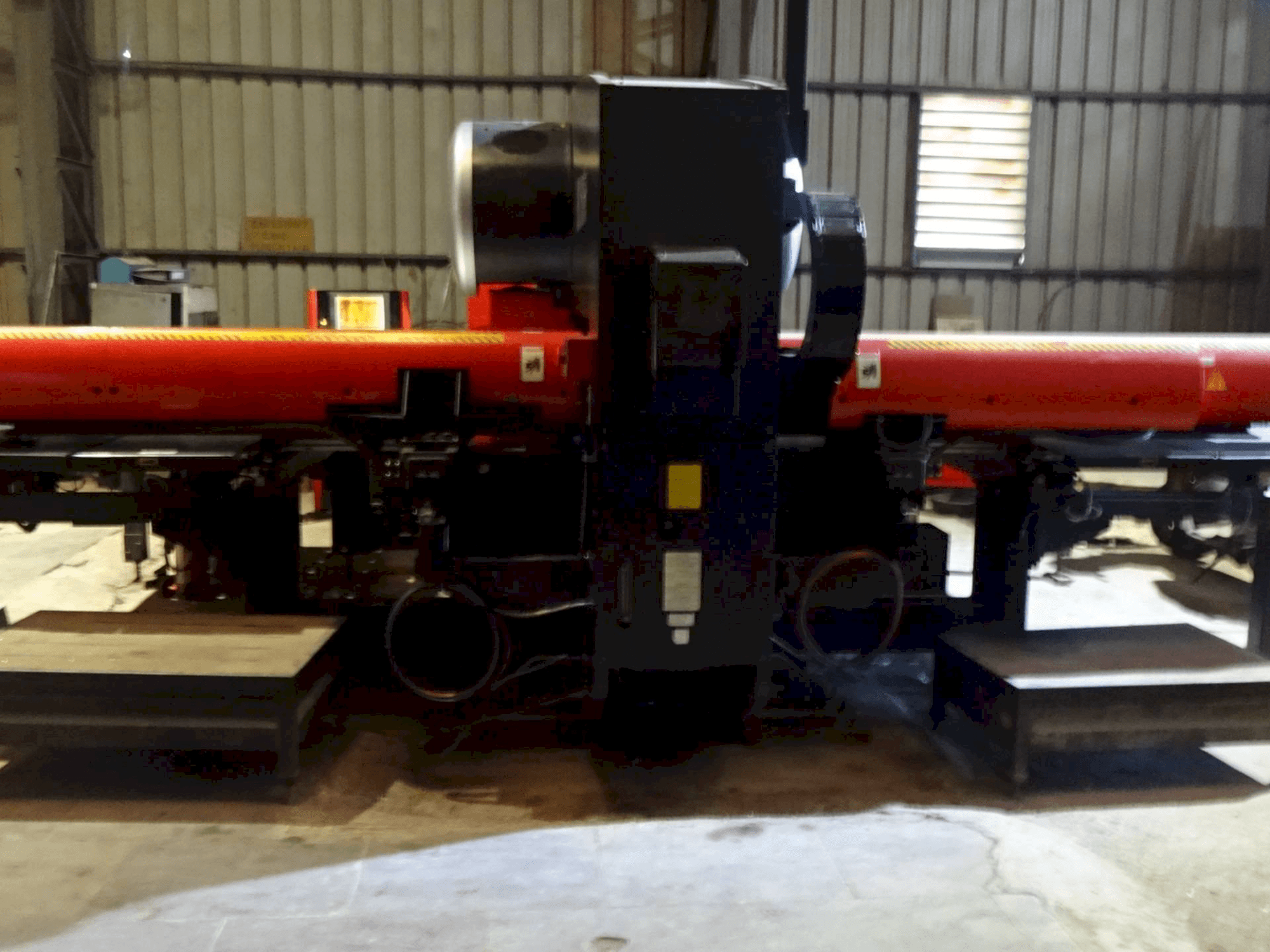 Mašīnas AMADA EM 2510 NT pretskats