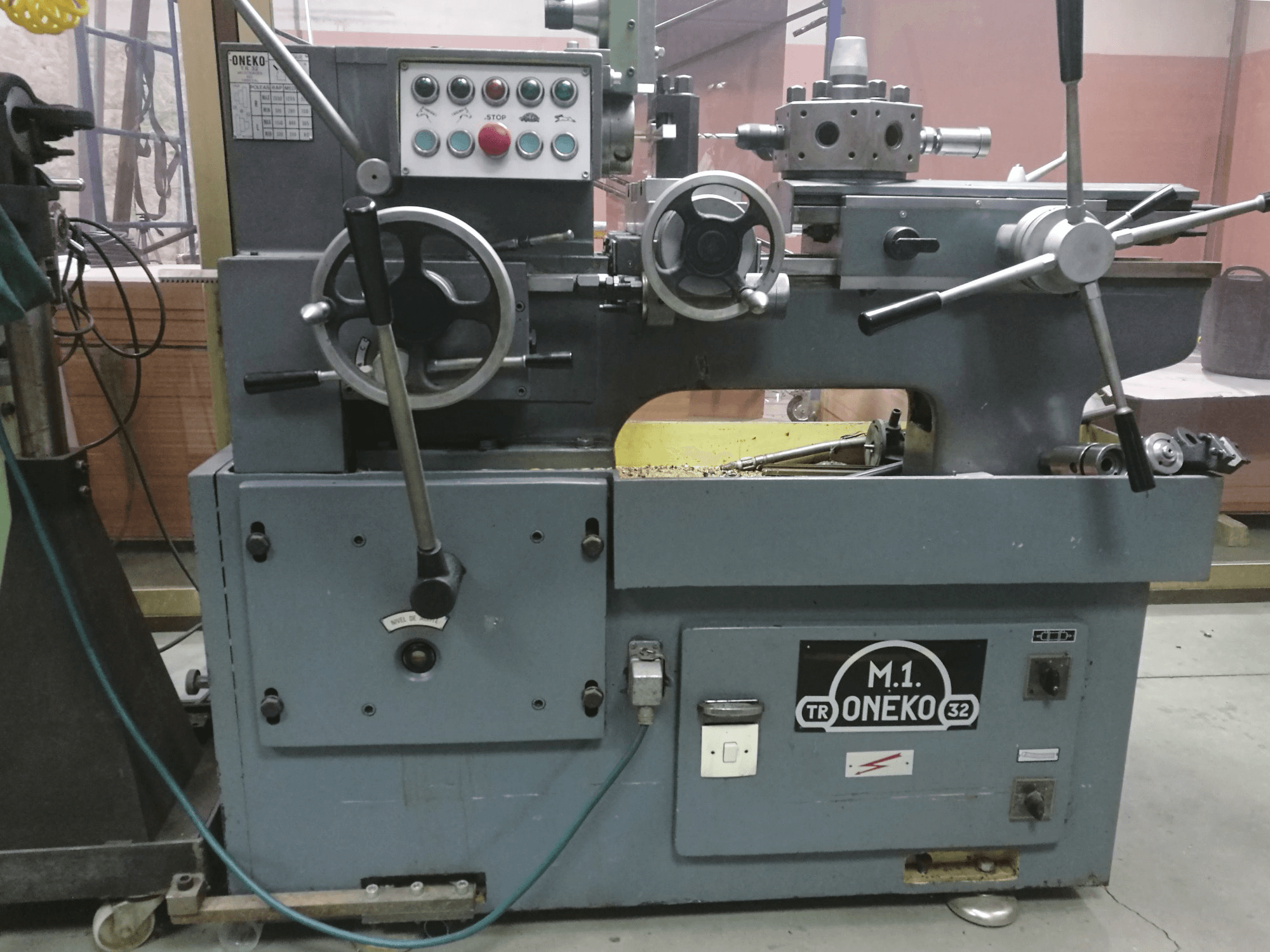 Mašīnas ONEKO 32 pretskats