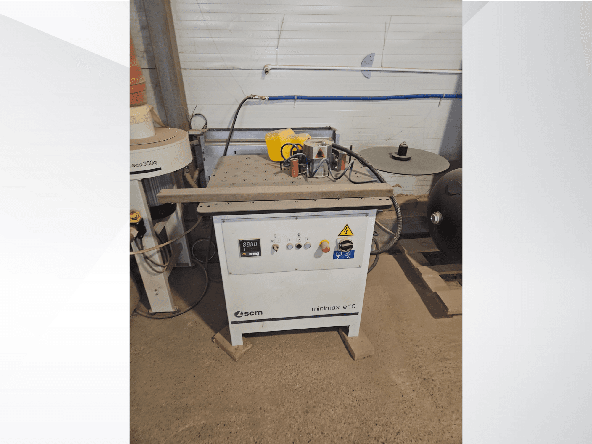 SCM Minimax E10 kokapstrādes mašīna, skats no priekšpuses, ar vadības paneli, putekļu atveri un regulējamu darba virsmu.