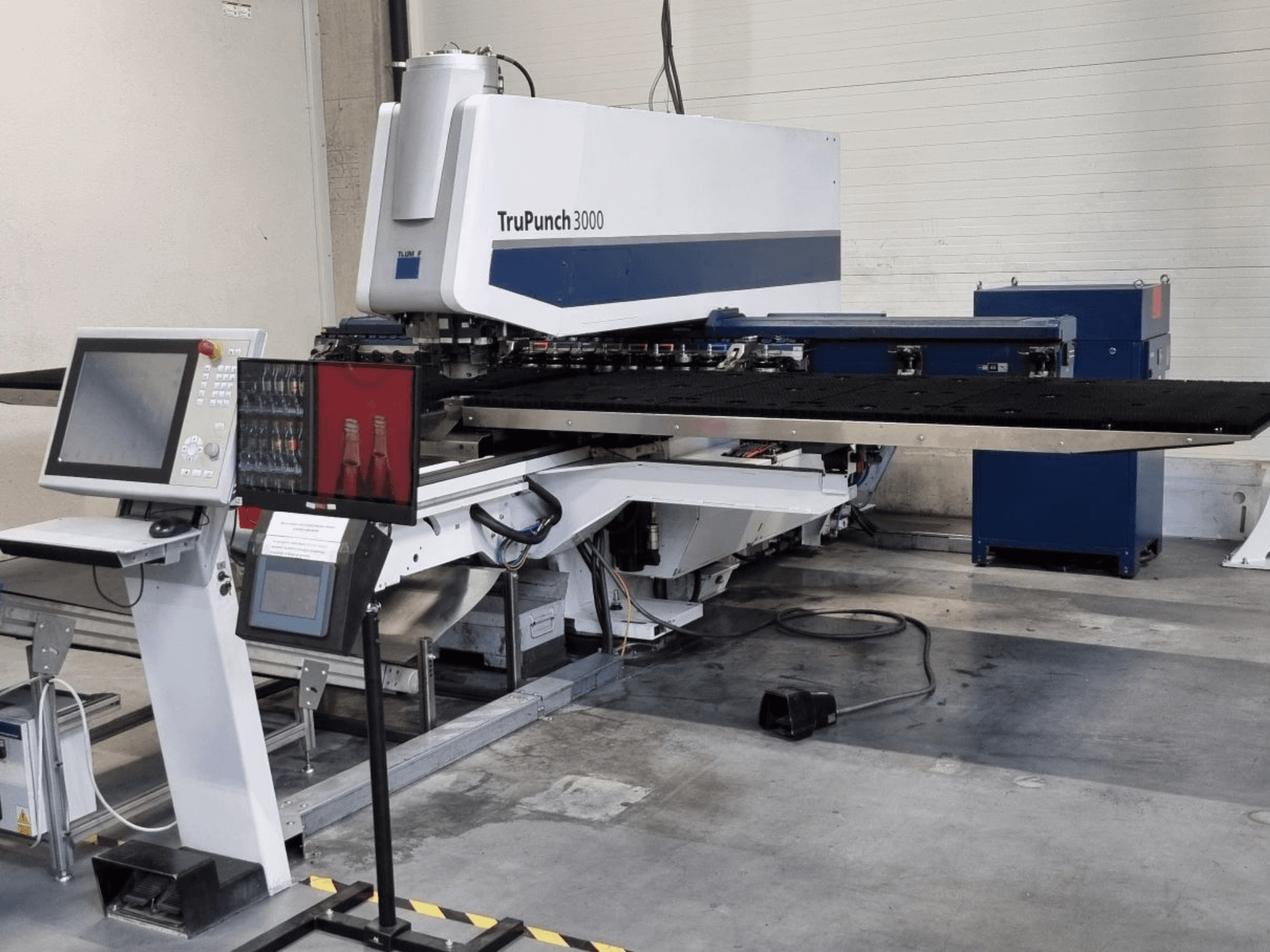 CNC perforācijas mašīna TRUMPF TruPunch 3000, skats no priekšpuses, kurā redzams vadības panelis un liels perforācijas galds.
