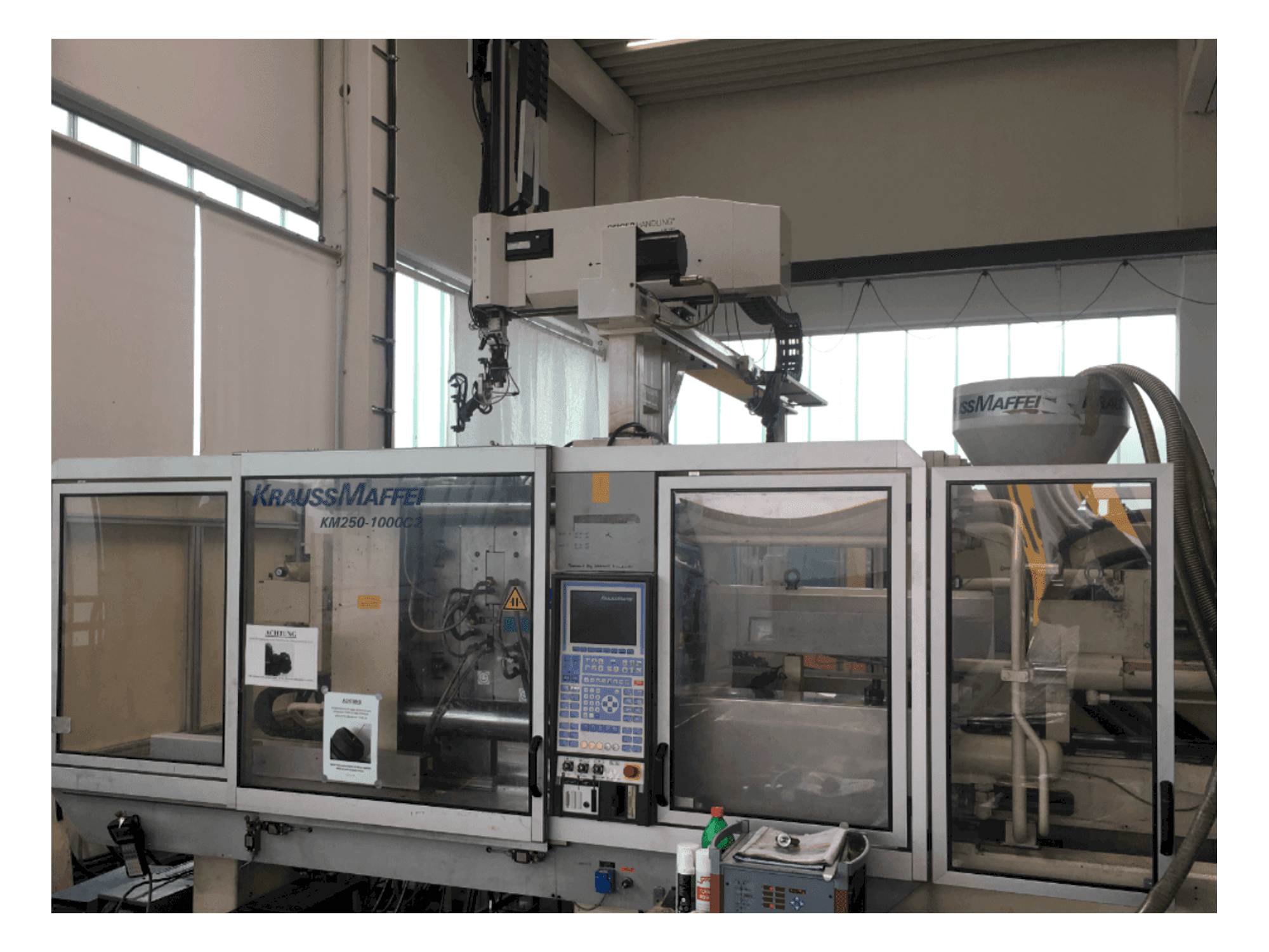 Mašīnas Krauss Maffei 250-1000 C2 pretskats