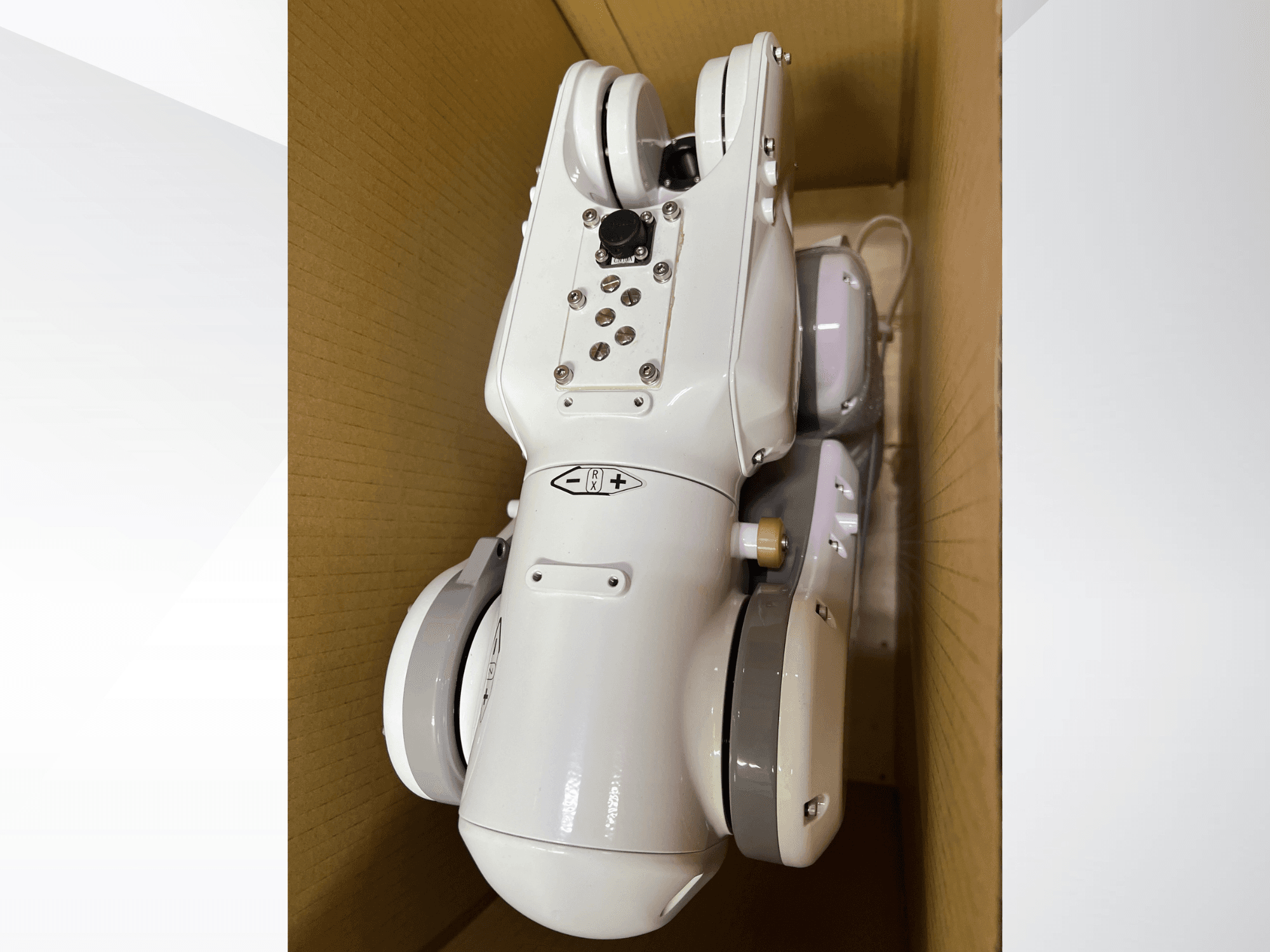 NACHI MZ04D robota roka, skatoties no augšas, kas demonstrē tās gludo balto dizainu un vadības paneli ar pogām un indikatoriem.