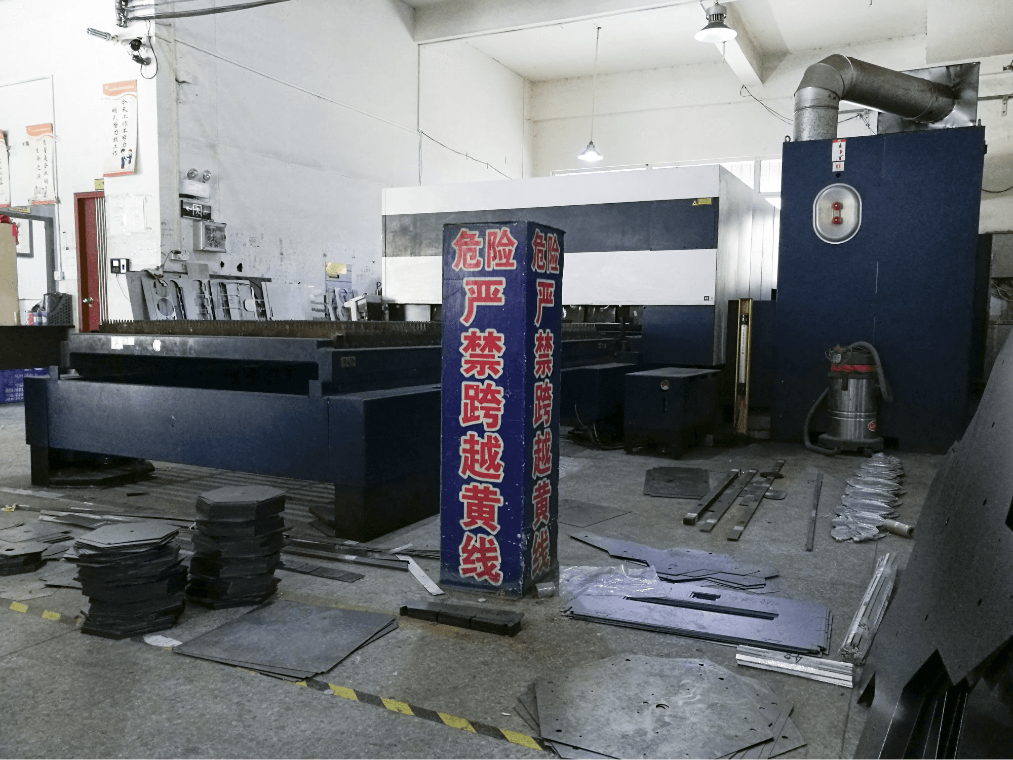 Mašīnas Trumpf TruLaser 3030 skats no labās puses