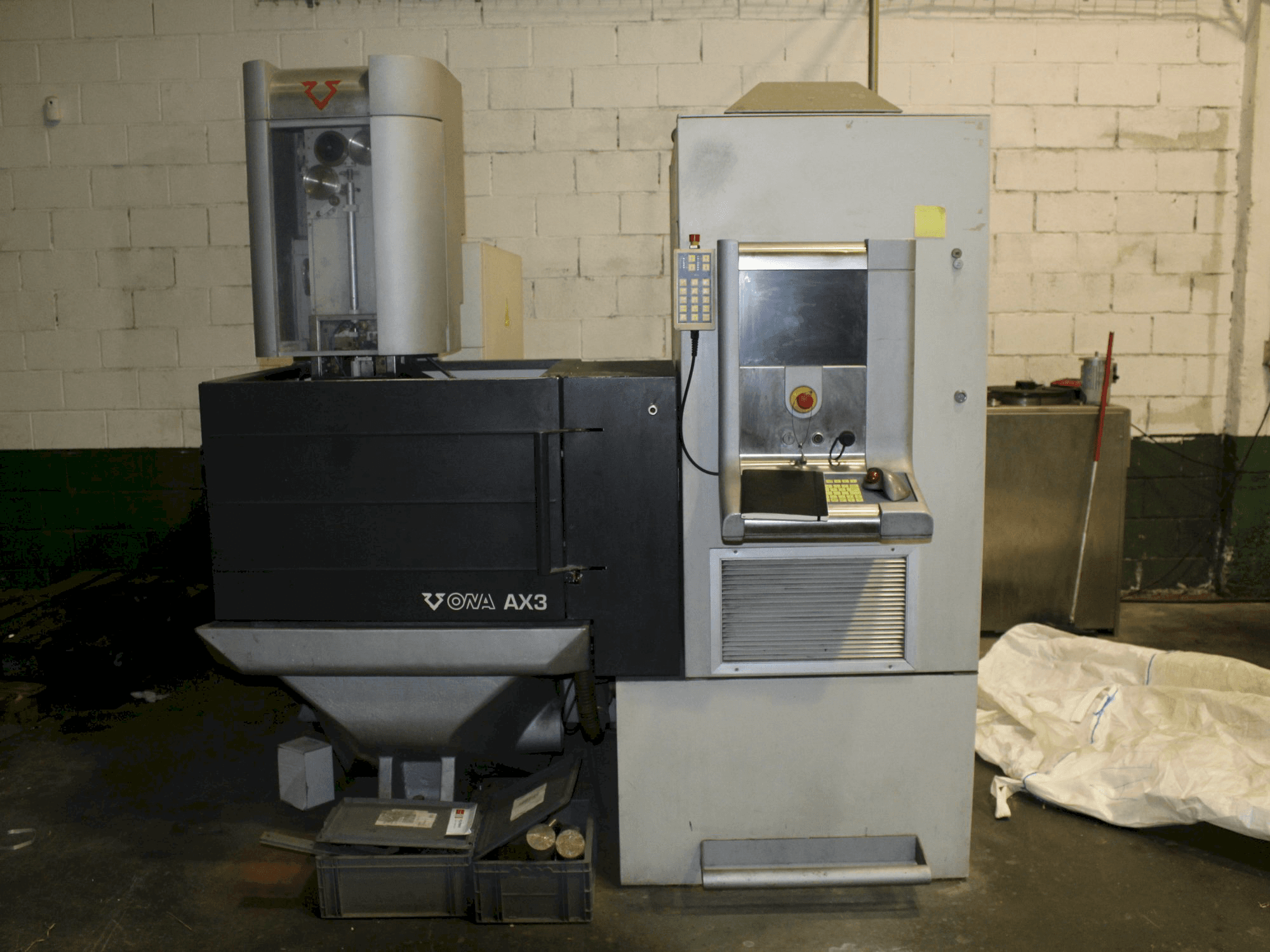 Mašīnas ONA AX3 pretskats