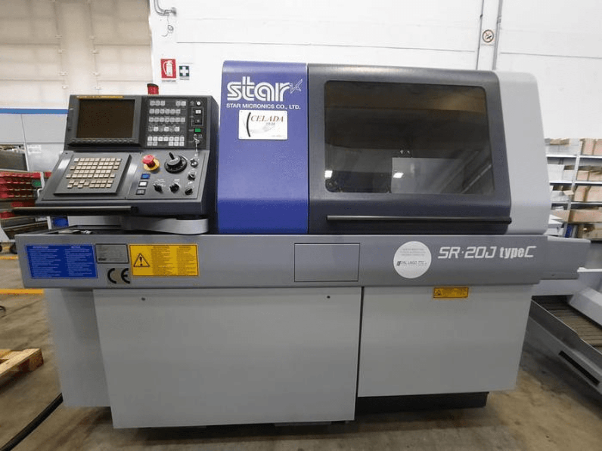 Star Micronics SR-20J tipa C tipa CNC virpa, skats no priekšpuses, ar vadības paneli un displeju, uz kura redzamas darbības pogas.