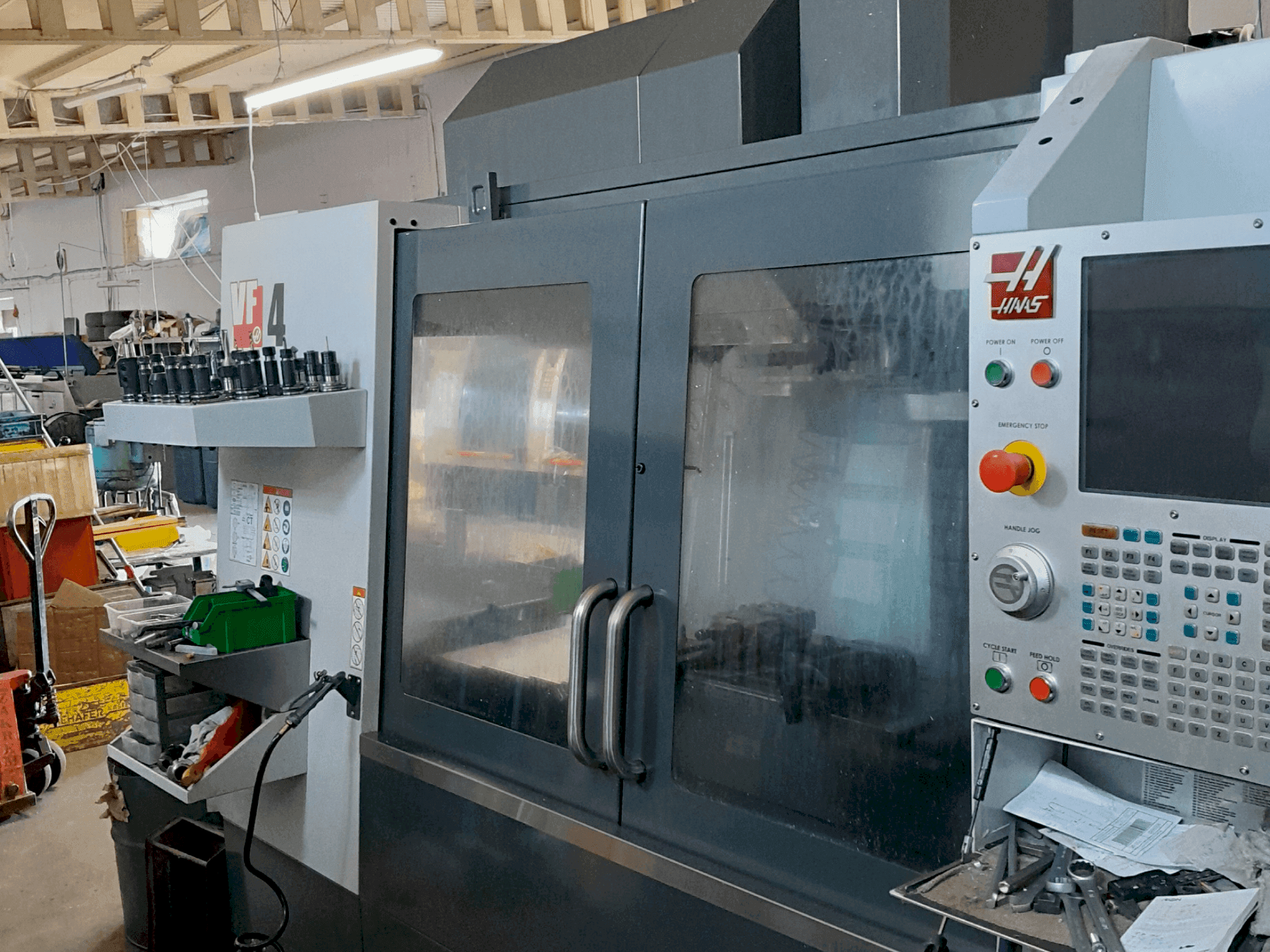 Mašīnas HAAS VF-4 pretskats